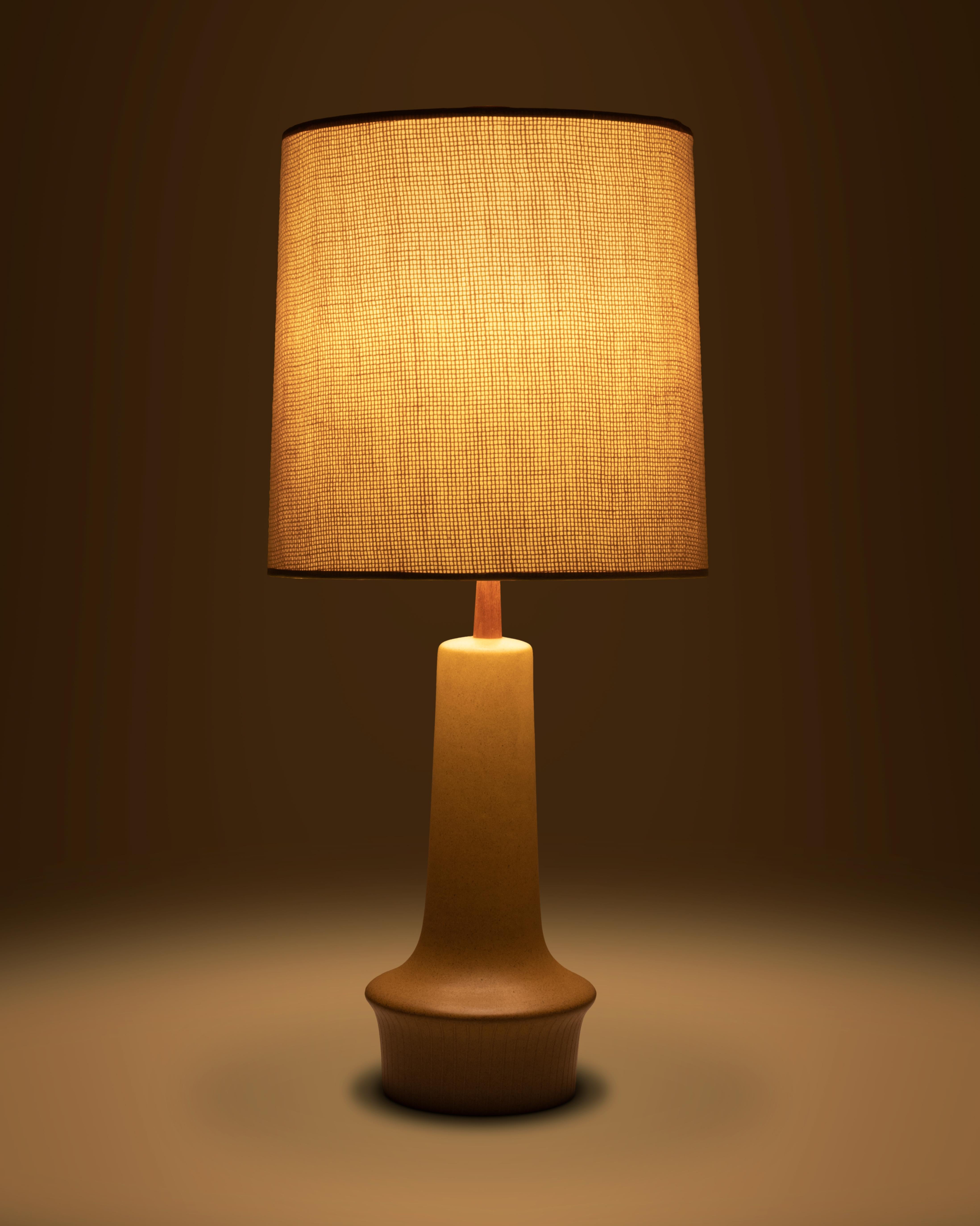 Mid-Century Modern Lampe de bureau vintage mi-siècle M194 en céramique de Jane et Gordon Martz en vente