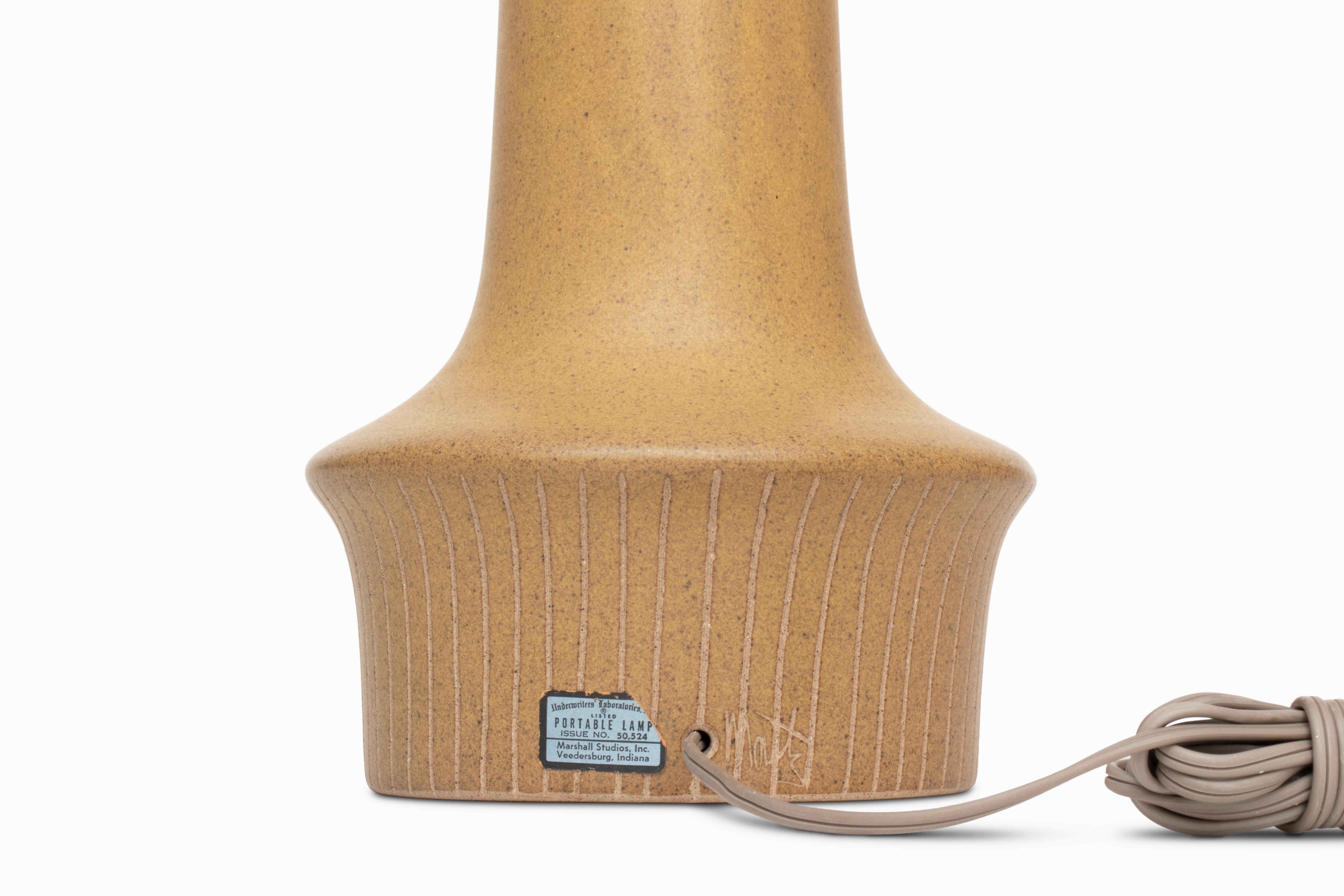 Céramique Lampe de bureau vintage mi-siècle M194 en céramique de Jane et Gordon Martz en vente