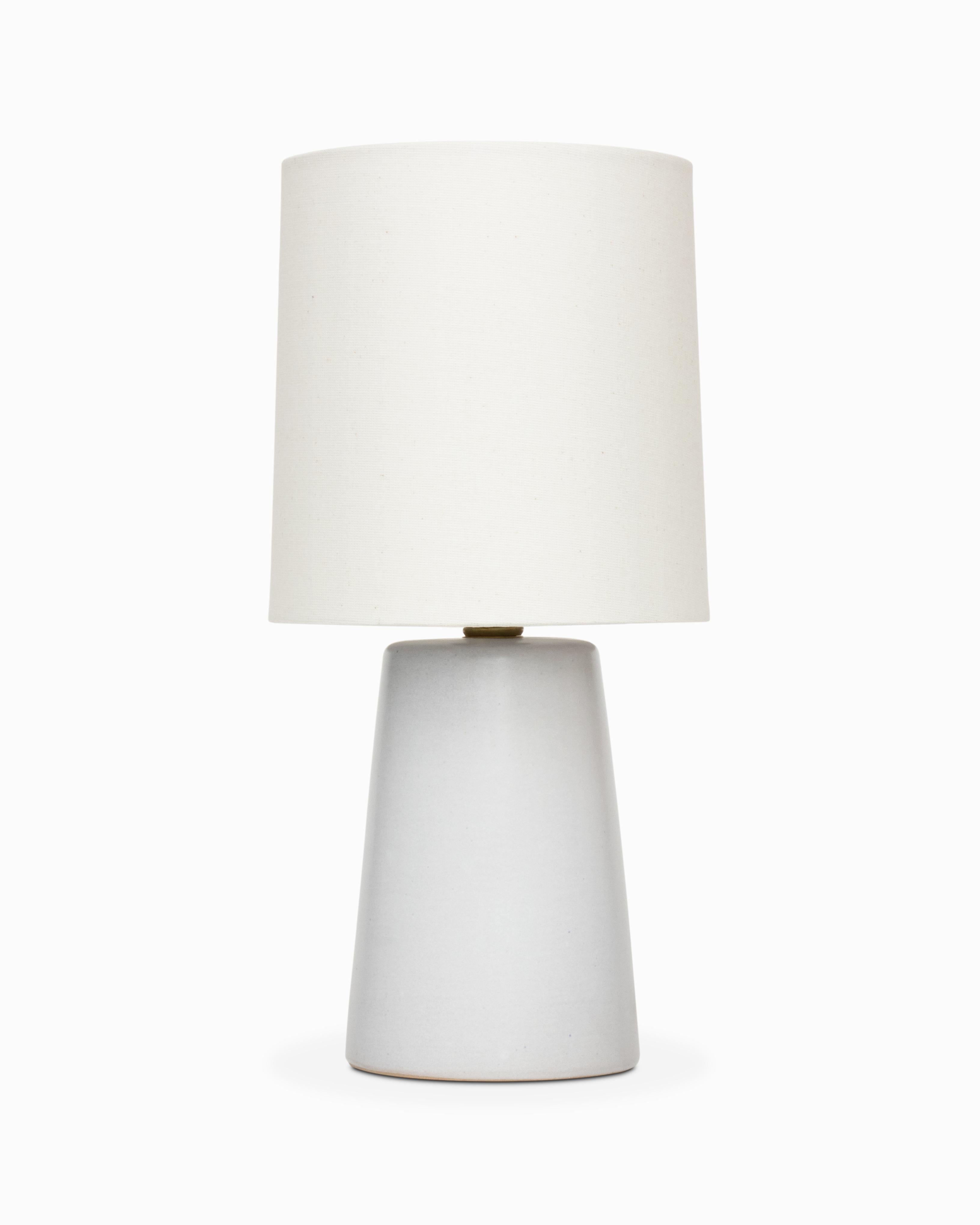 Voici une adorable petite lampe Martz, connue sous le nom de modèle 274.  Cette lampe est essentiellement NOS, avec son étiquette de suspension et son cordon d'origine qui n'a jamais été déballé !  Ce joli modèle est exécuté dans un glaçage blanc