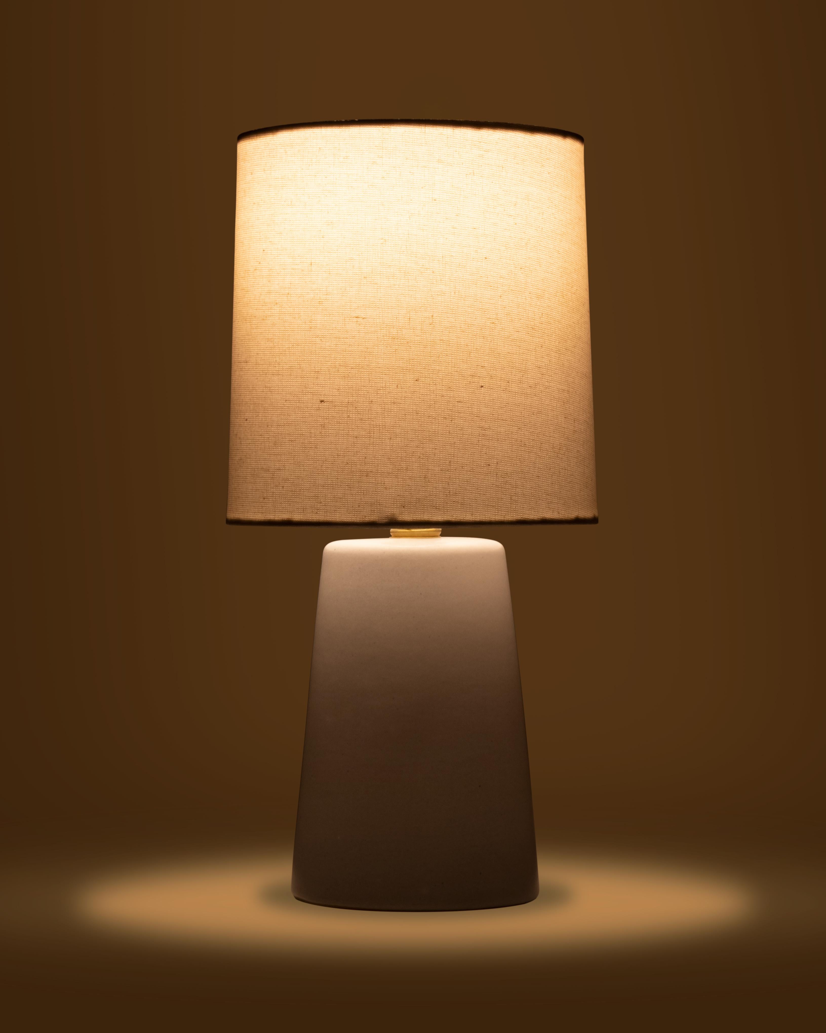 Américain Lampe de bureau vintage mi-siècle M274 en céramique de Jane et Gordon Martz en vente