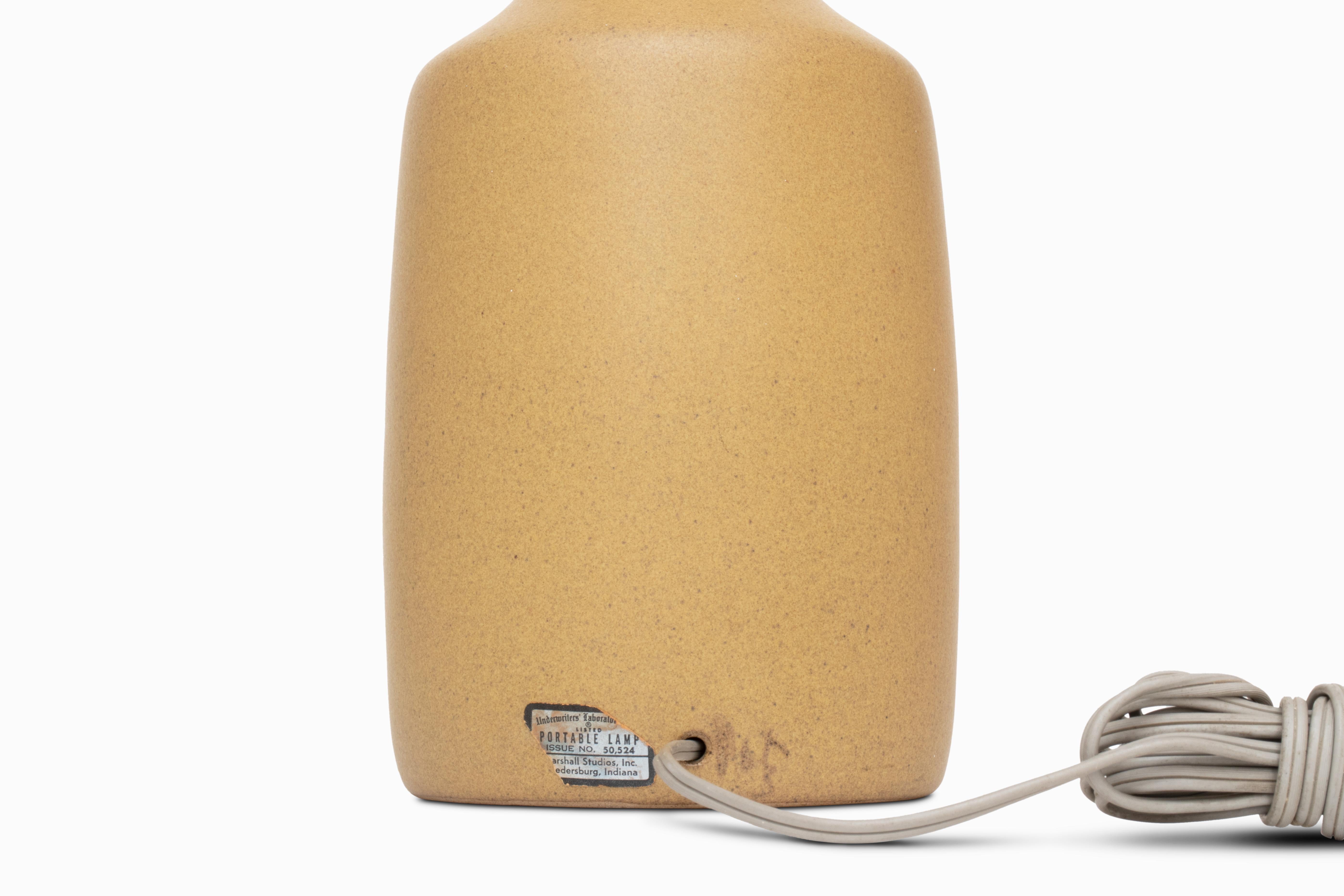 Céramique Lampe de bureau vintage mi-siècle M208 en céramique de Jane et Gordon Martz en vente