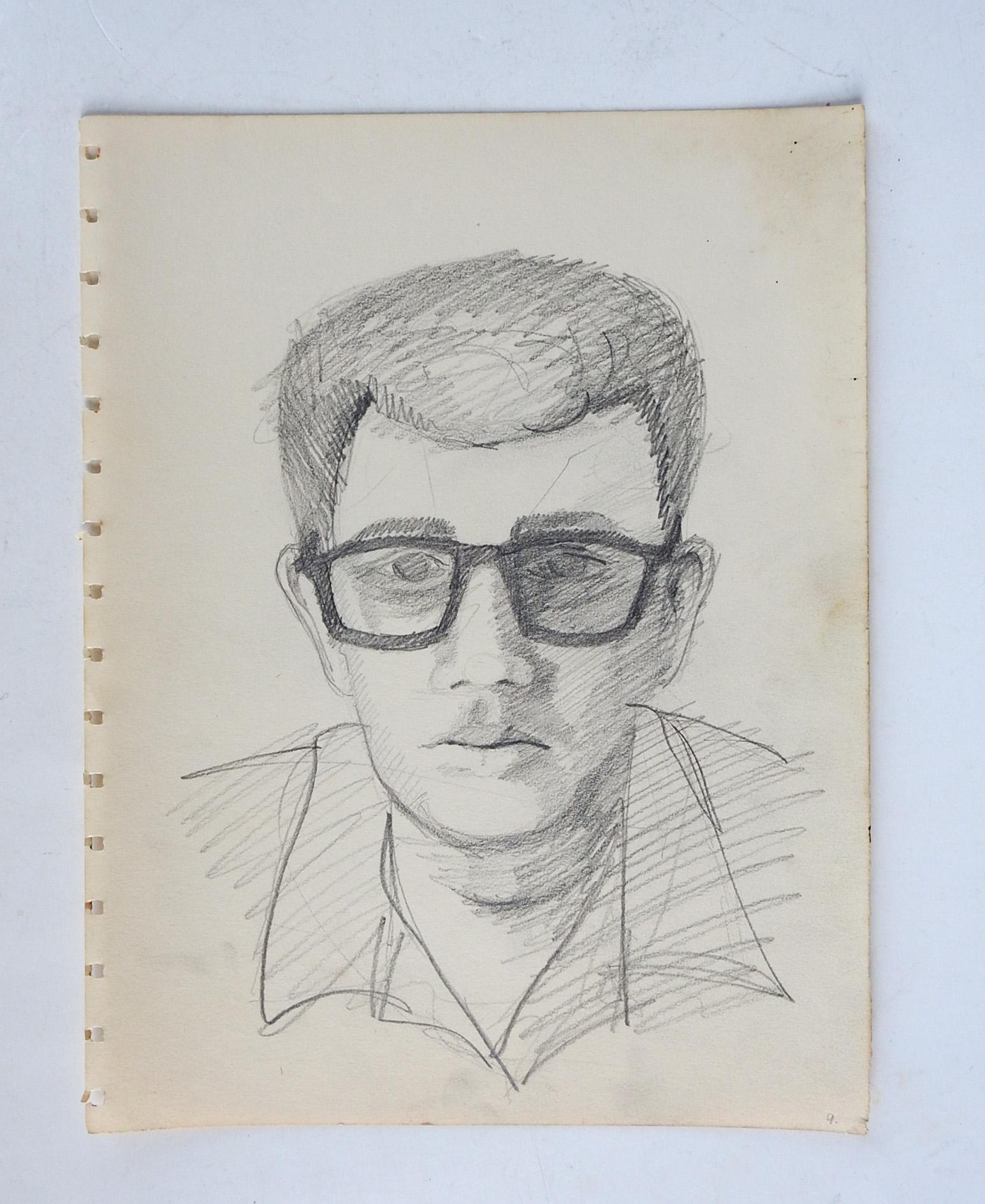 Vintage Mitte des 20. Jahrhunderts Bleistift auf Papier Porträtzeichnung eines Mannes mit schwerer, dunkel gerahmter Brille. Nicht signiert. Ungerahmt, altersgetönt, Skizzenbuchrandlochung.