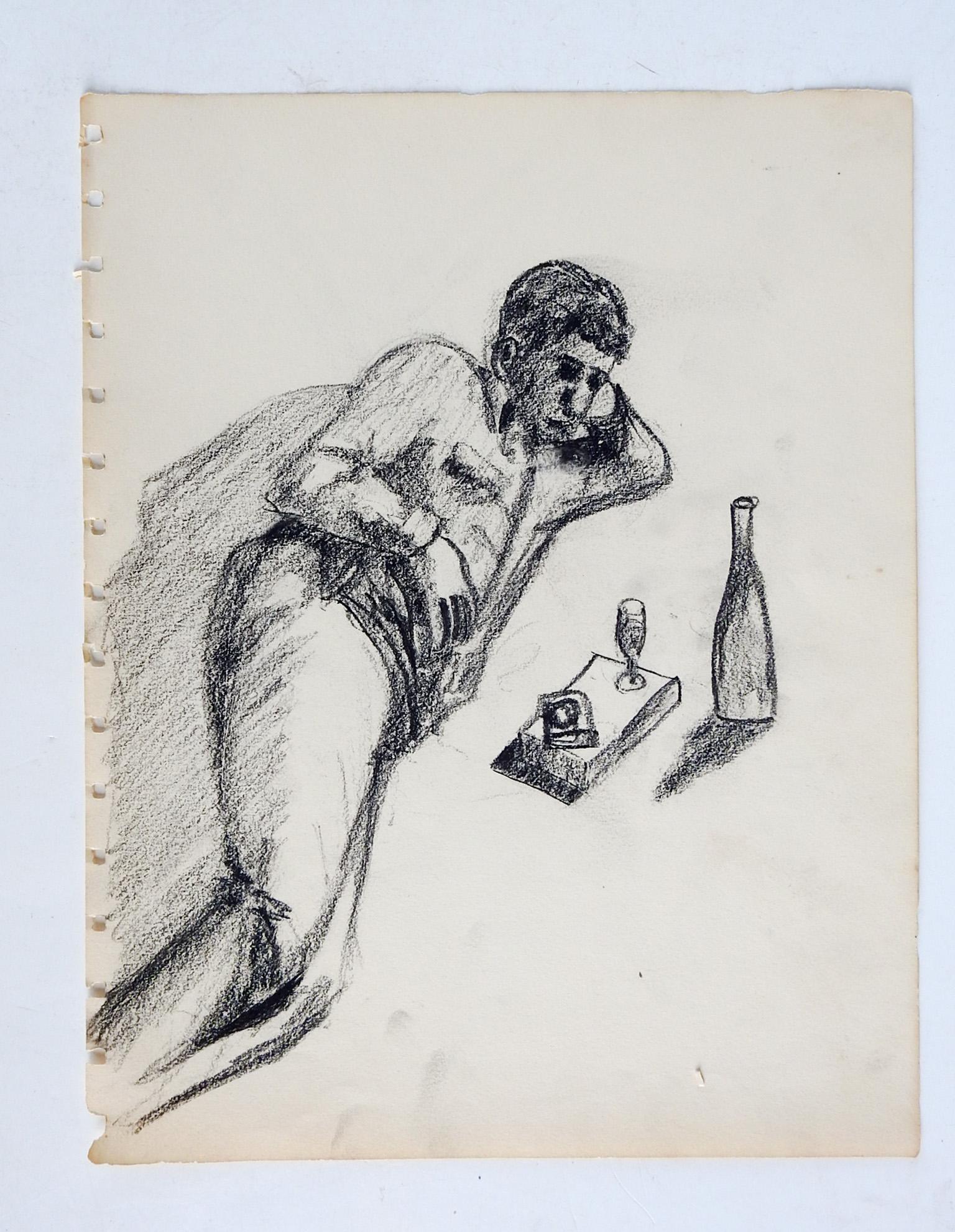 Vintage Mitte des 20. Jahrhunderts Kohle auf Papier Zeichnung von Mann allein mit seinem Wein. Nicht signiert. Ungerahmt, altersgetönt, Skizzenbuchrandlochung.
