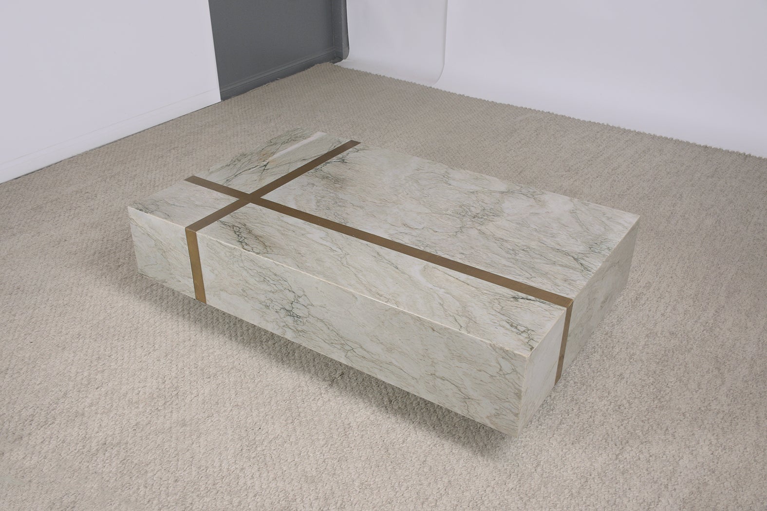 Discover the understated elegance of our Italian marble cocktail table, a piece that has been restored to its original splendor by our dedicated team of craftsmen. This table, with its impressive square tabletop, is the epitome of classic Italian