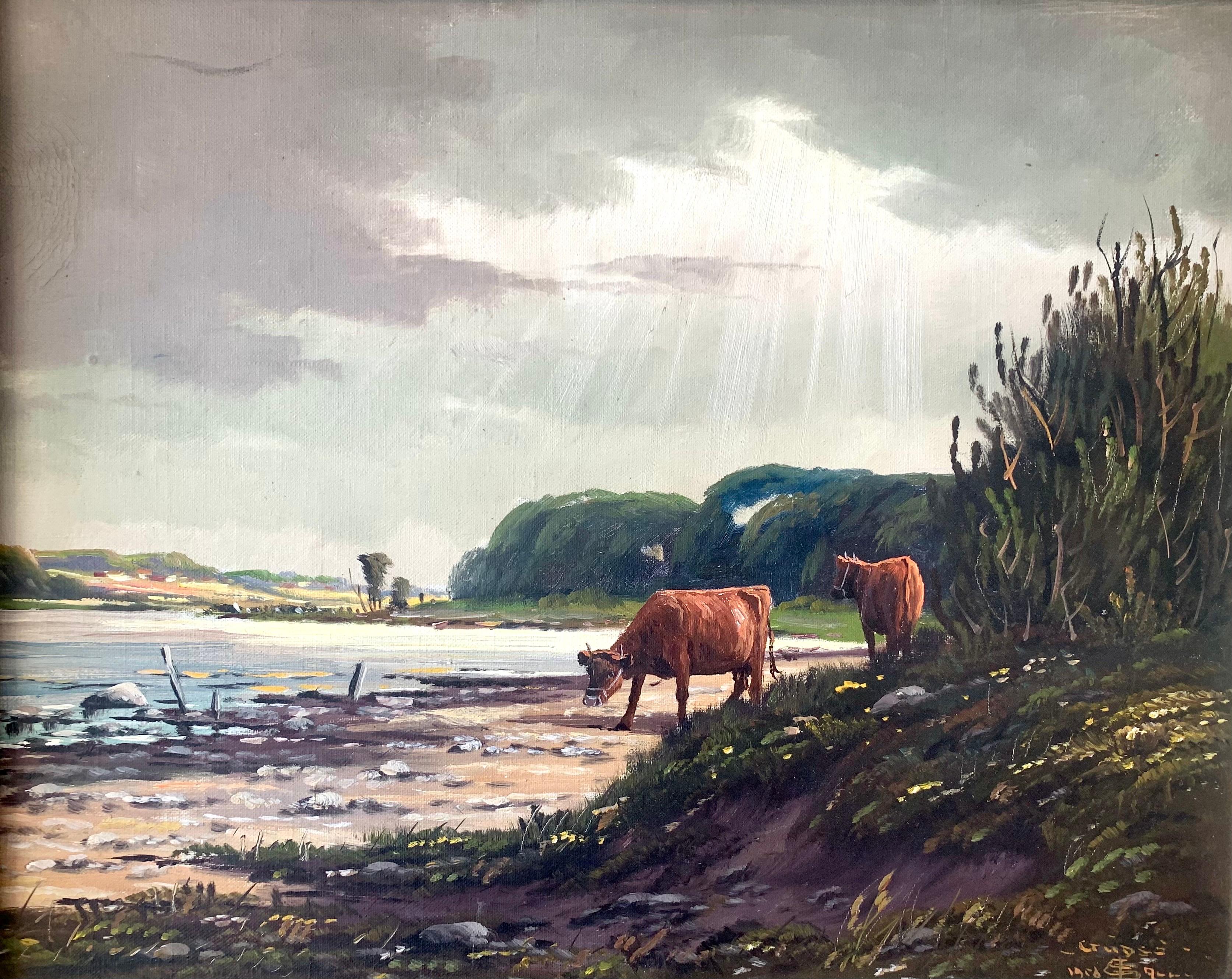 Si tratta di un dipinto originale d'epoca a olio su tela di un paesaggio marittimo con motivo di mucche in riva al mare. Il sole che squarcia il cielo crea un effetto drammatico nell'altrimenti tranquillo scenario vicino alla piccola baia e alla