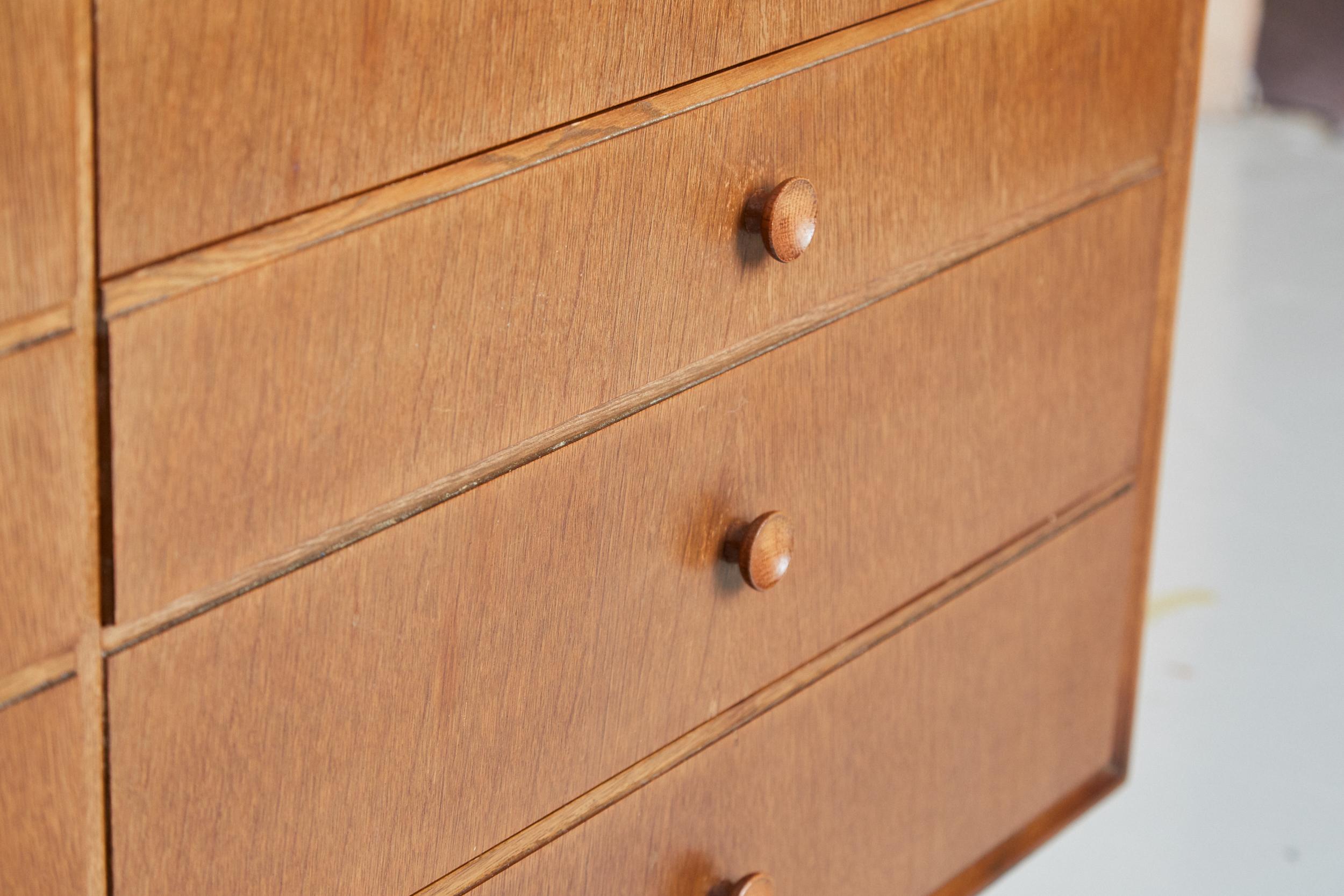 Vintage Mid Century Meredew Chest of Drawers In Oak In Good Condition For Sale In London, GB