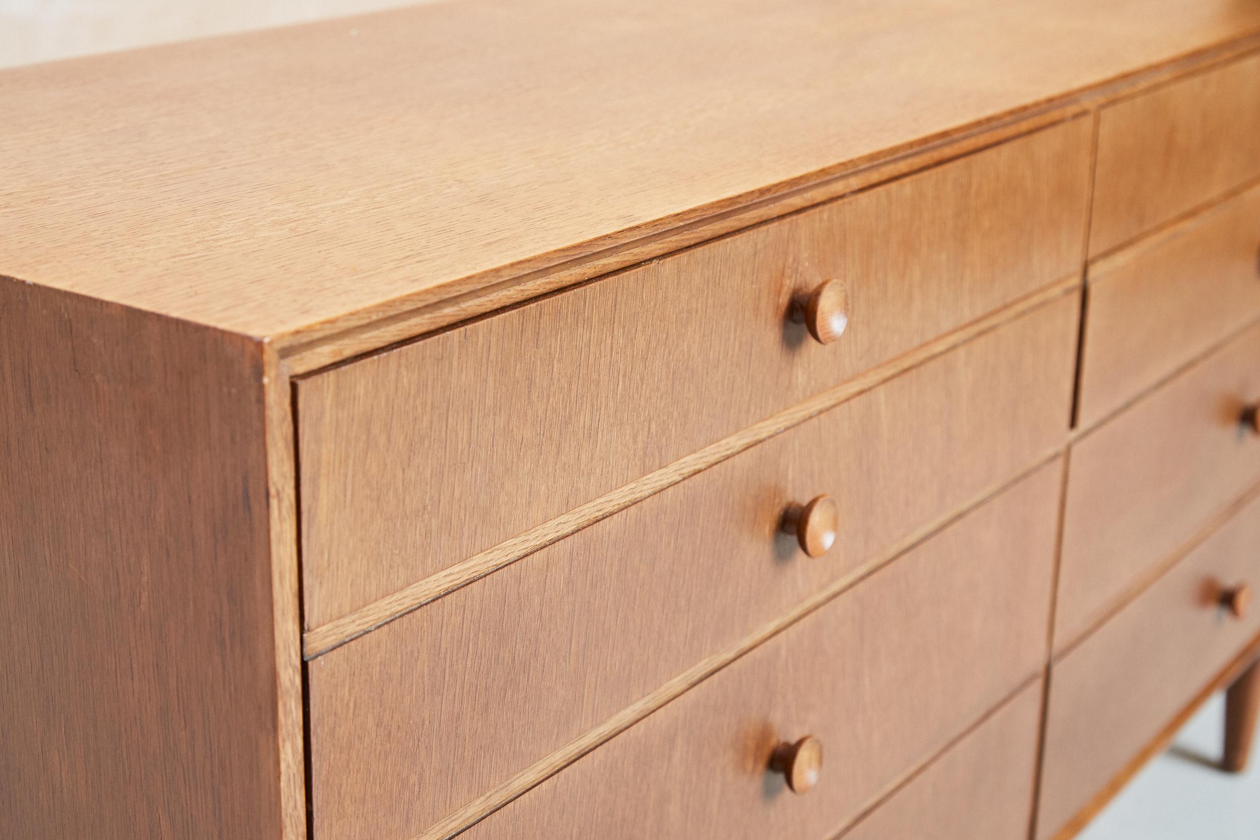 Vintage Mid Century Meredew Chest of Drawers In Oak For Sale 1
