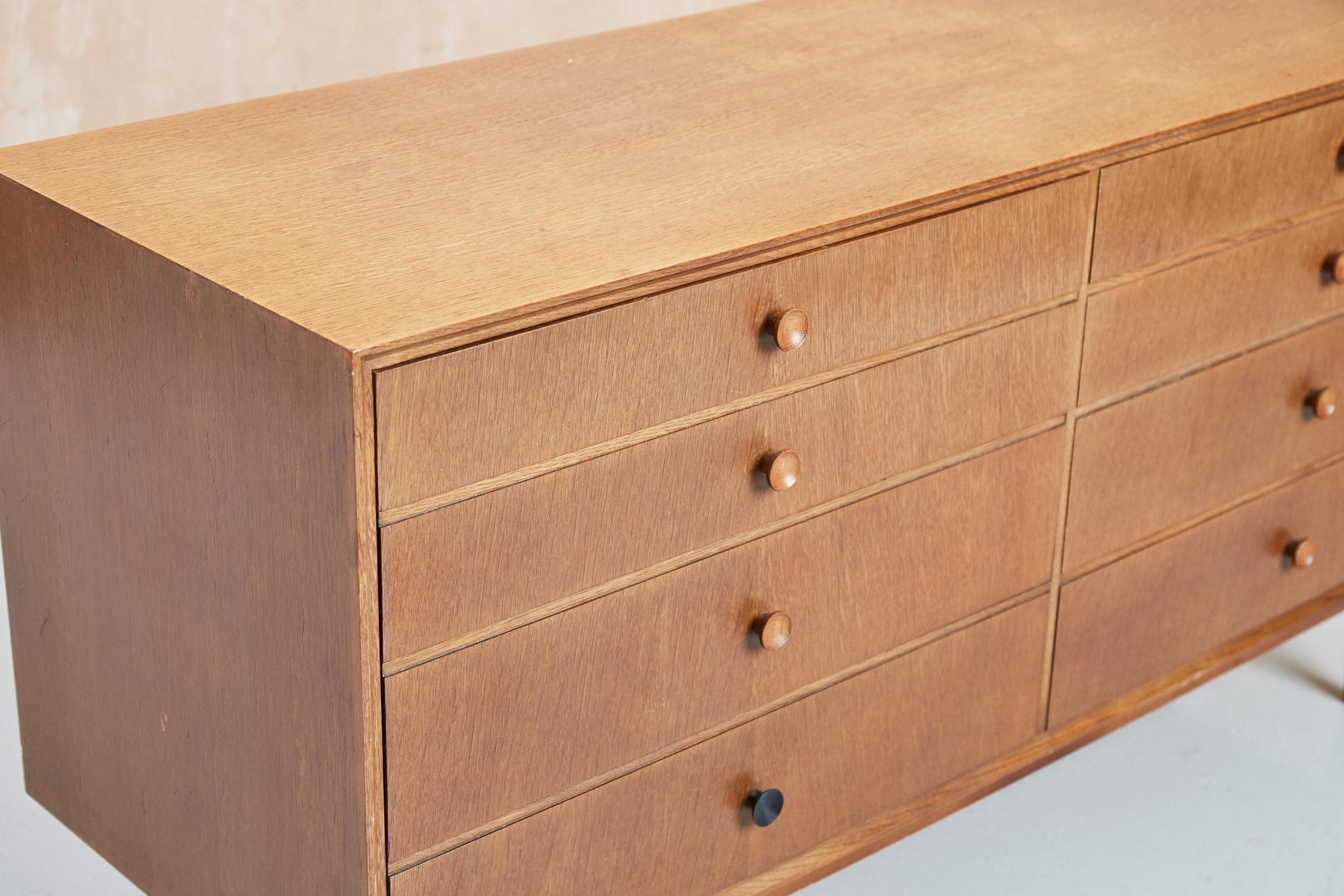 Vintage Mid Century Meredew Chest of Drawers In Oak For Sale 2