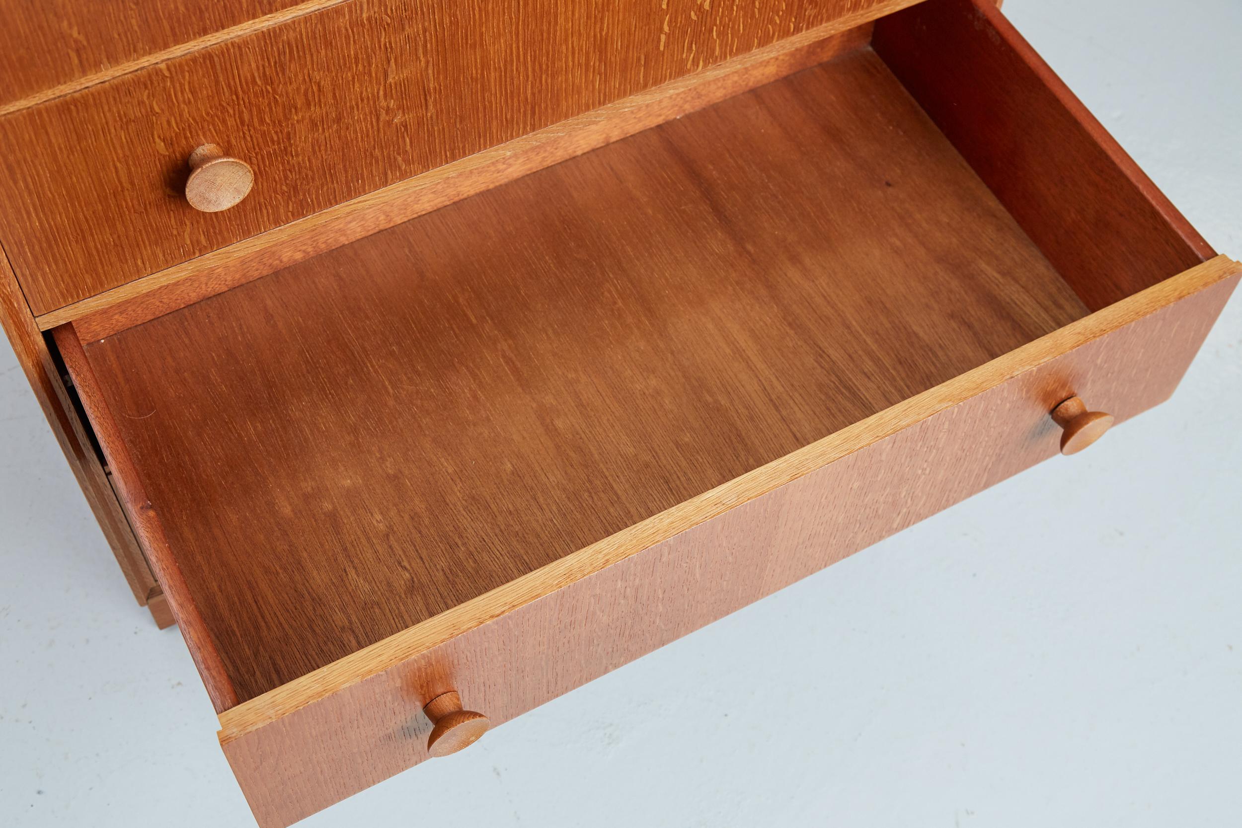 Vintage Mid Century Meredew Chest of Four Drawers in Oak 4