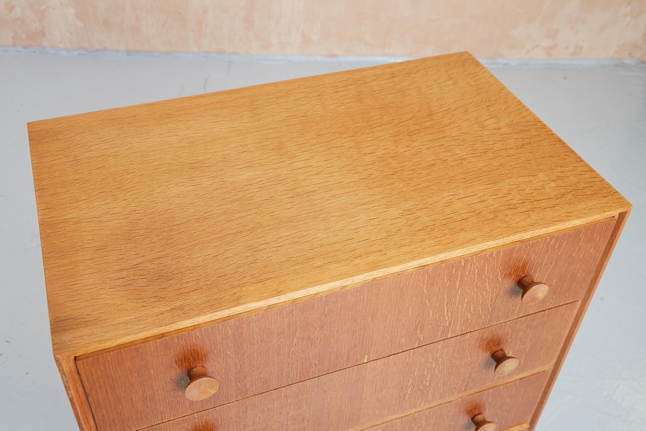 20th Century Vintage Mid Century Meredew Chest of Four Drawers in Oak For Sale