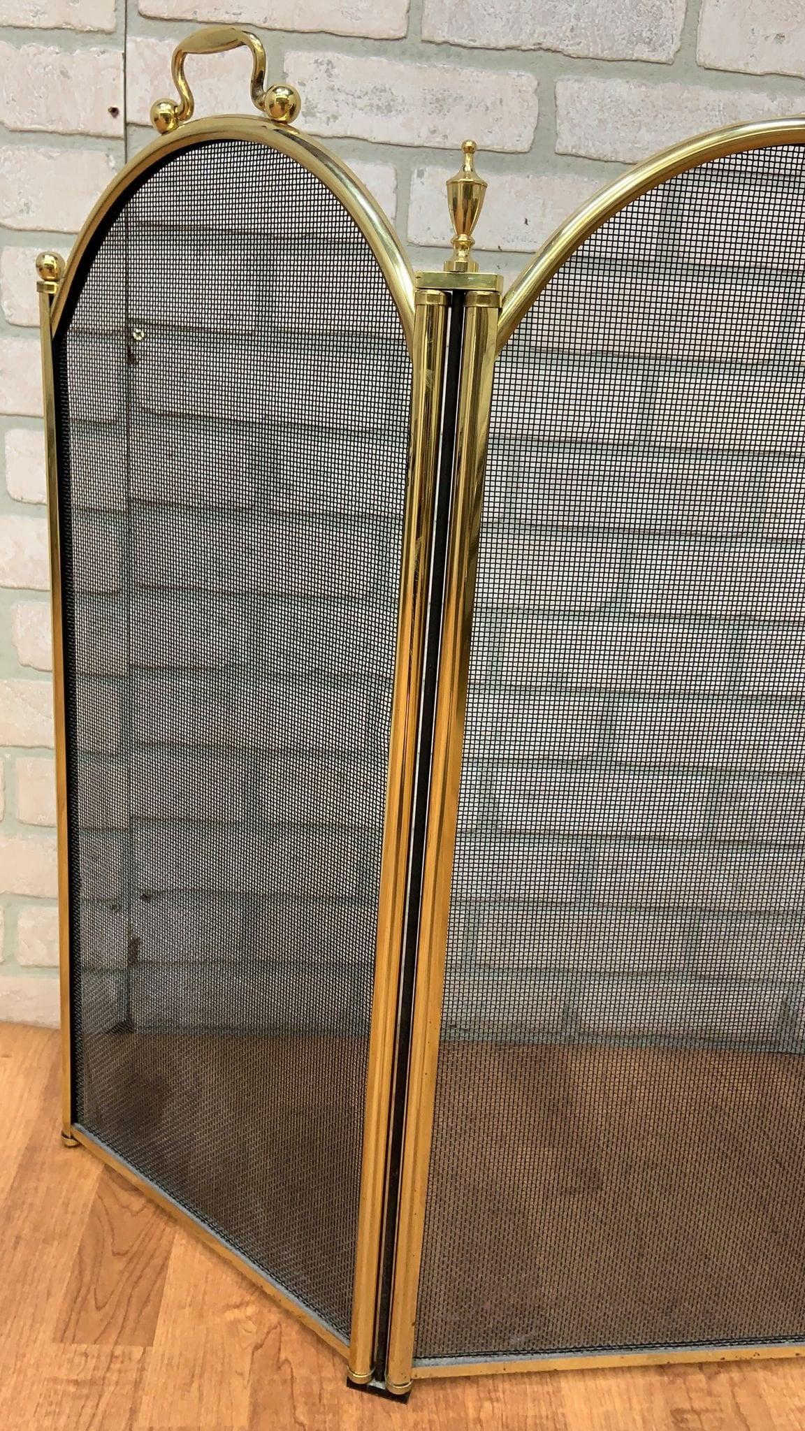 Vintage Mid Century Mesh with Brass Ball Handles & Finials Folding Hearth Screen In Good Condition For Sale In Chicago, IL