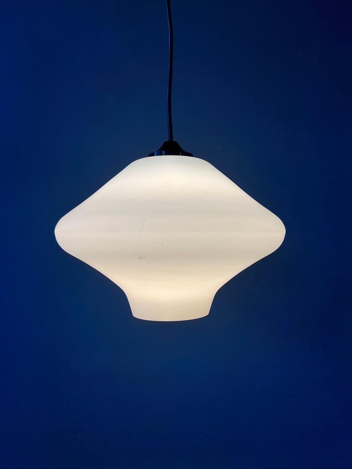 Vintage danish style milk glass pendant light. The lamp requires an E27/26 (standard) lightbulb.

Additional information:
Materials: Glass, wood
Period: 1970s
Dimensions: ø Shade: 25 cm
Height Shade: 28 cm
Condition: Very good. The glass is still in