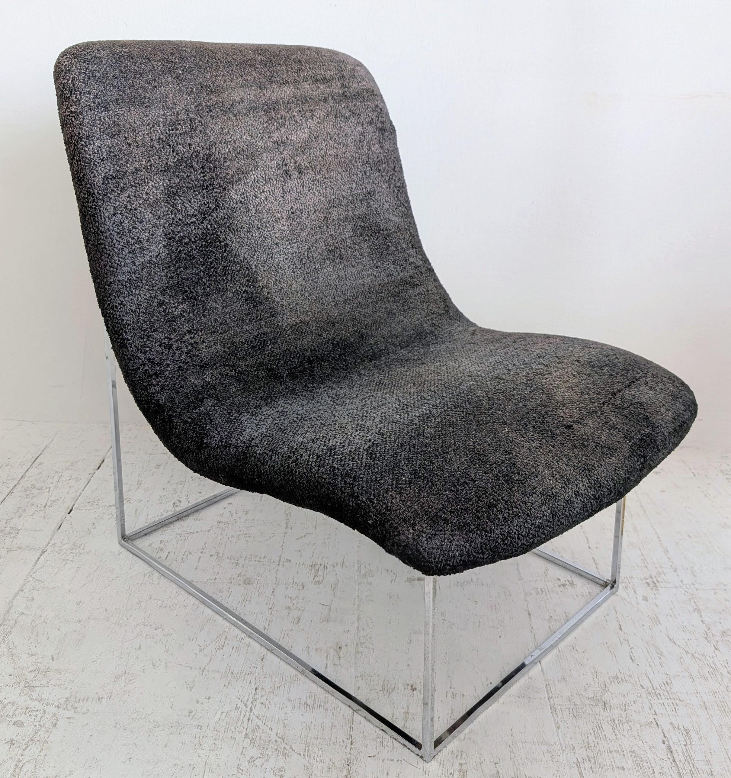 Eleganter Milo Baughman für Thayer Coggin kleiner Scoop-Sessel, USA 1970er Jahre. Schlankes Chromgestell, originaler schwarzer Bouclé-Bezug (Originaletiketten intakt).
Einige kleine Mengen von altersbedingten Verschleiß des Chroms, aber sehr minimal