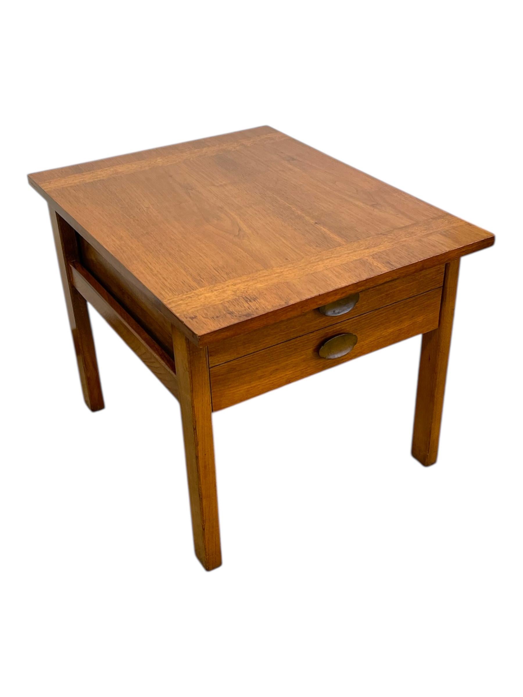 Mesa auxiliar Vintage Mid Century Modern de 1 cajón by Lane Furniture finales del siglo XX en venta