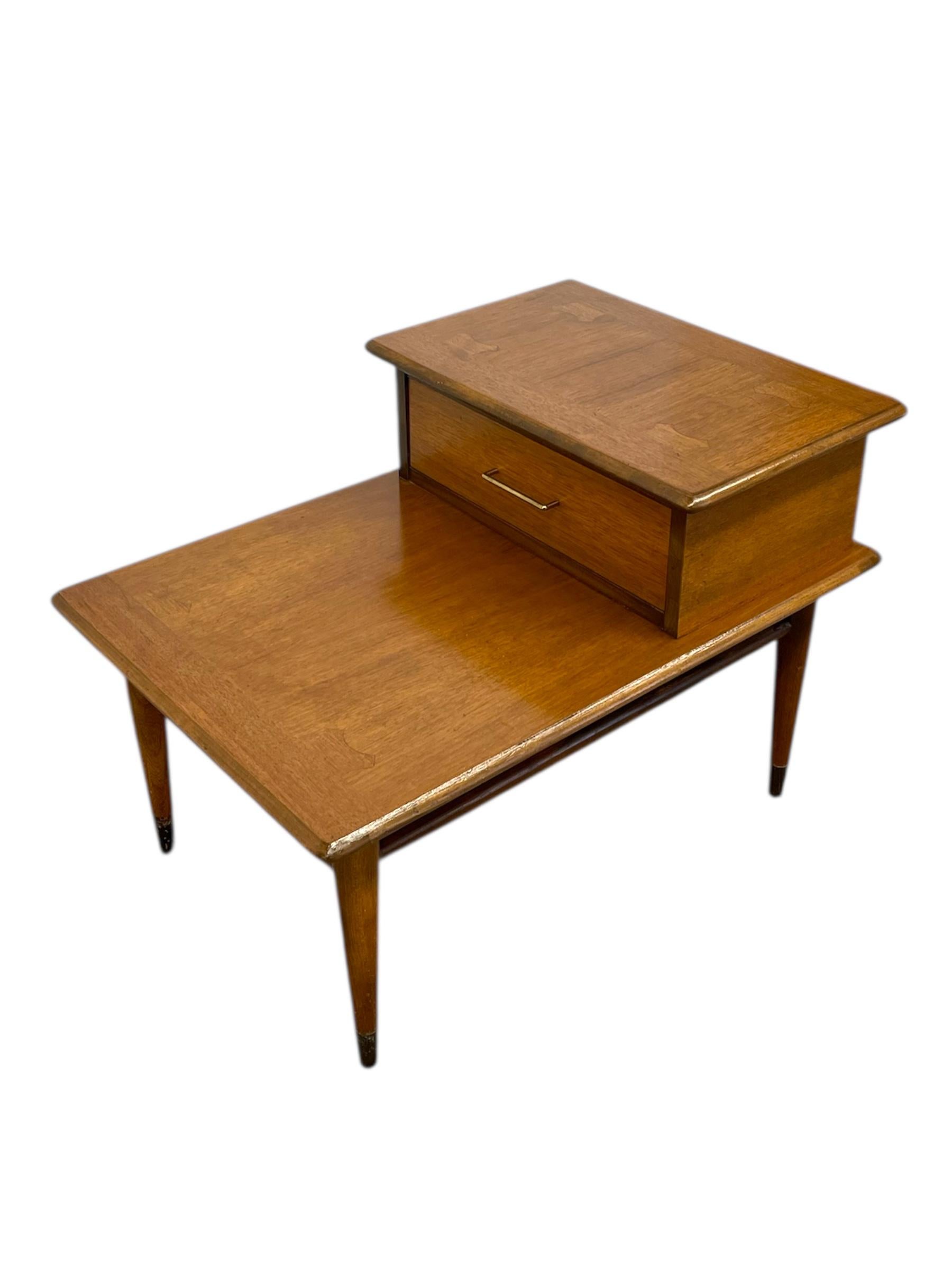 Table d'appoint à 1 tiroir en noyer Vintage Mid-Century Modern by Lane's avec incrustation en bois Bon état - En vente à Seattle, WA