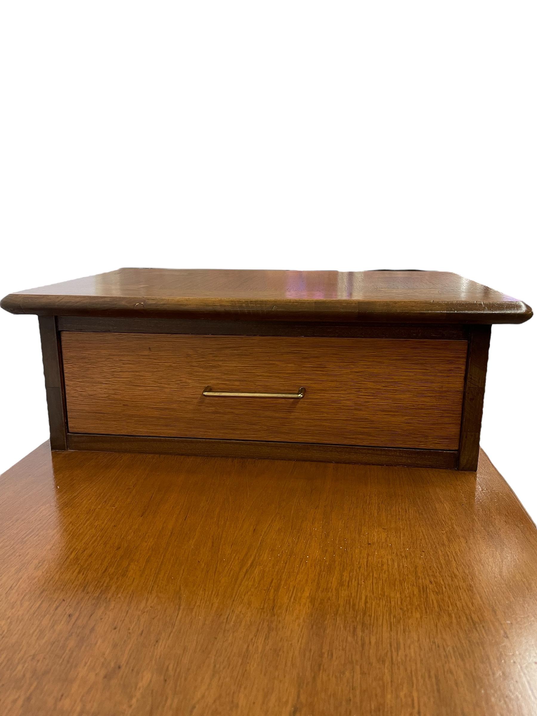 Fin du 20e siècle Table d'appoint à 1 tiroir en noyer Vintage Mid-Century Modern by Lane's avec incrustation en bois en vente