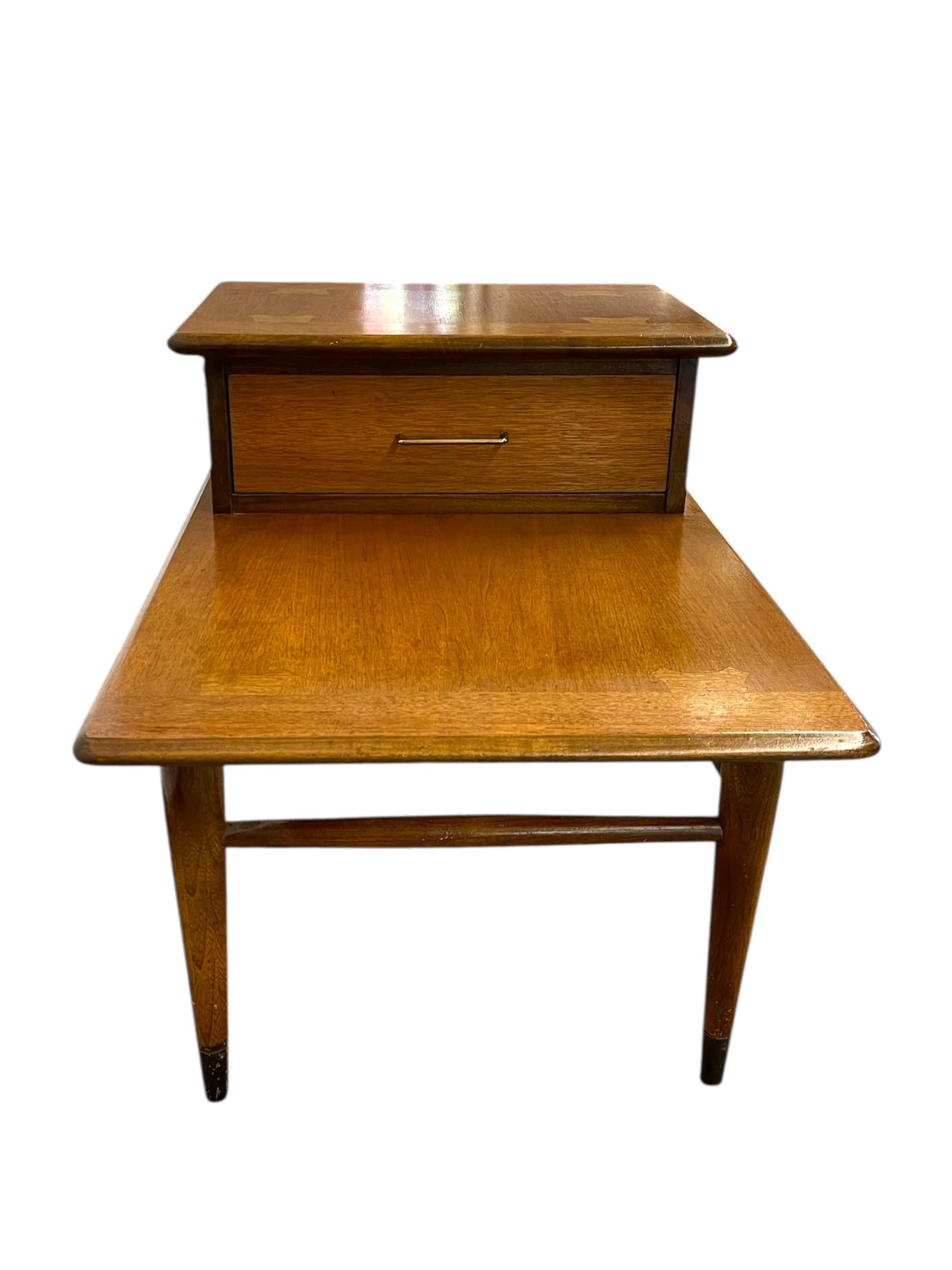 Noyer Table d'appoint à 1 tiroir en noyer Vintage Mid-Century Modern by Lane's avec incrustation en bois en vente