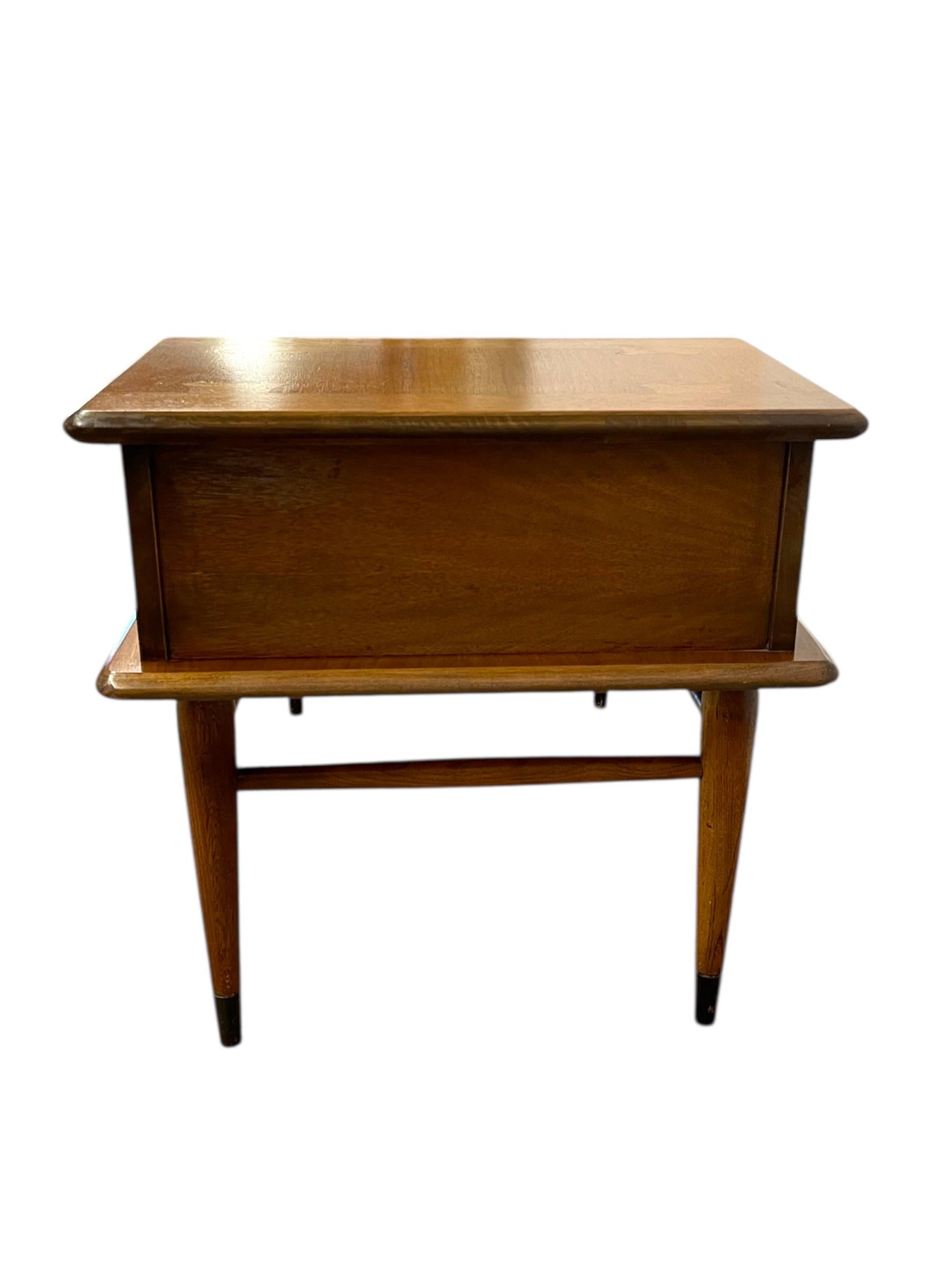Table d'appoint à 1 tiroir en noyer Vintage Mid-Century Modern by Lane's avec incrustation en bois en vente 1