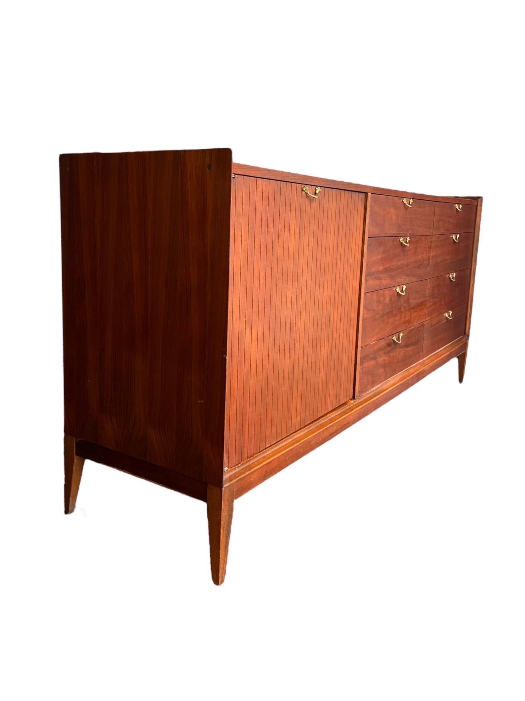 Vintage Mid-Century Modern 12 Drawer Dresser Dovetail Drawers In Good Condition For Sale In Seattle, WA