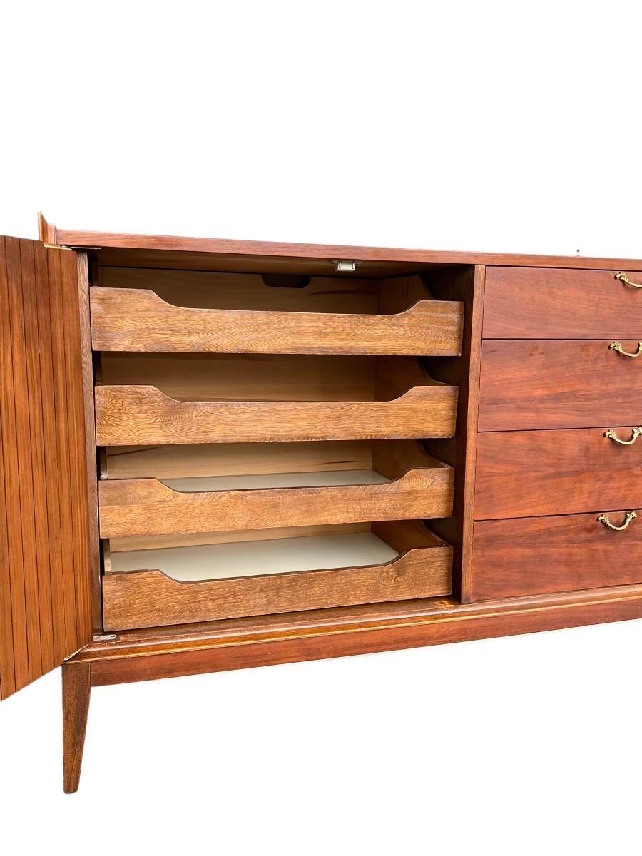 Bois Vintage Mid Century Modern 12 Drawer Dresser Dovetail Drawers en vente