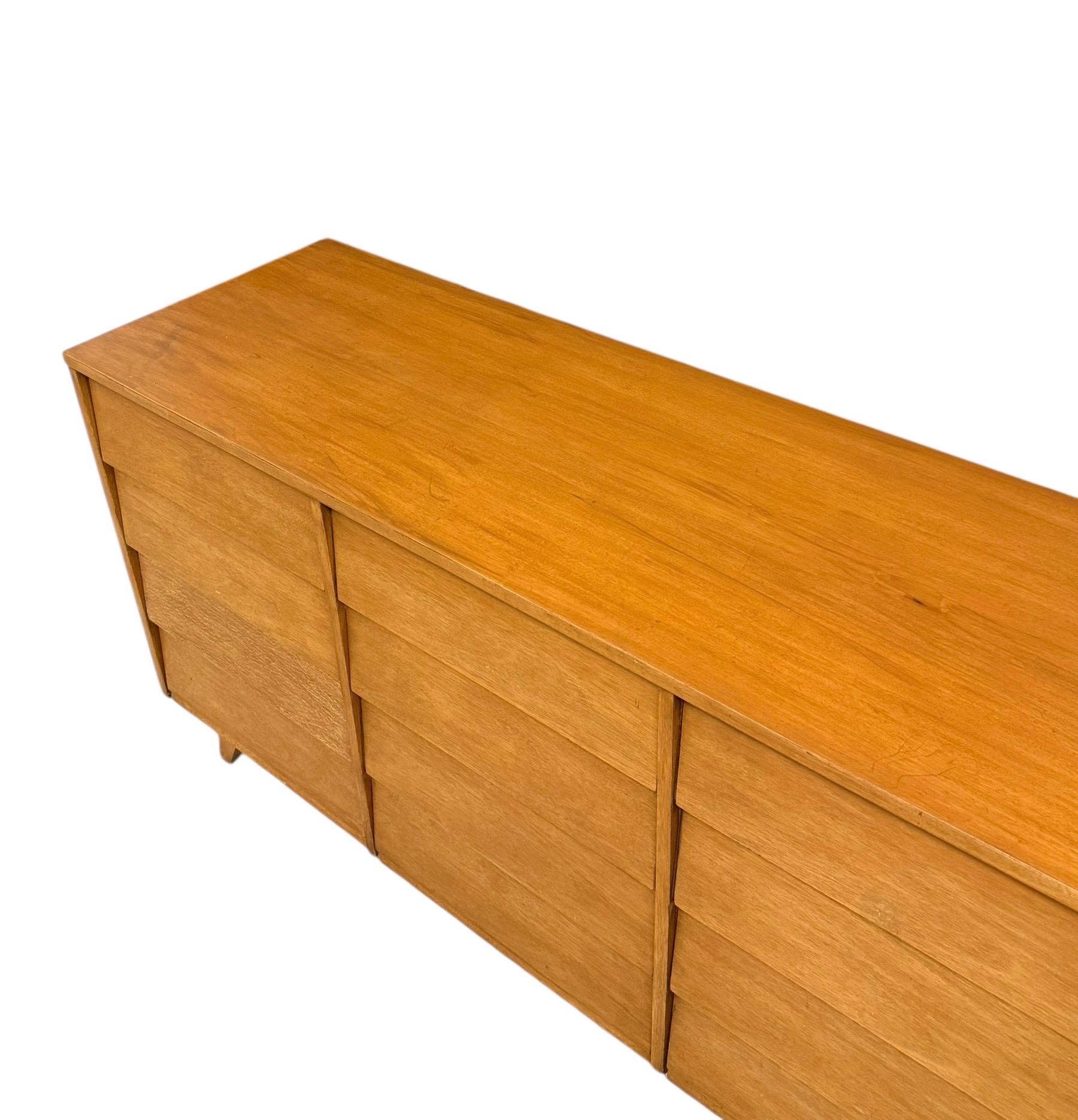 Mid-Century moderno Vintage Mid Century Modern 12-Drawer Dresser Dovetailed Drawers by Kent Coffey in vendita