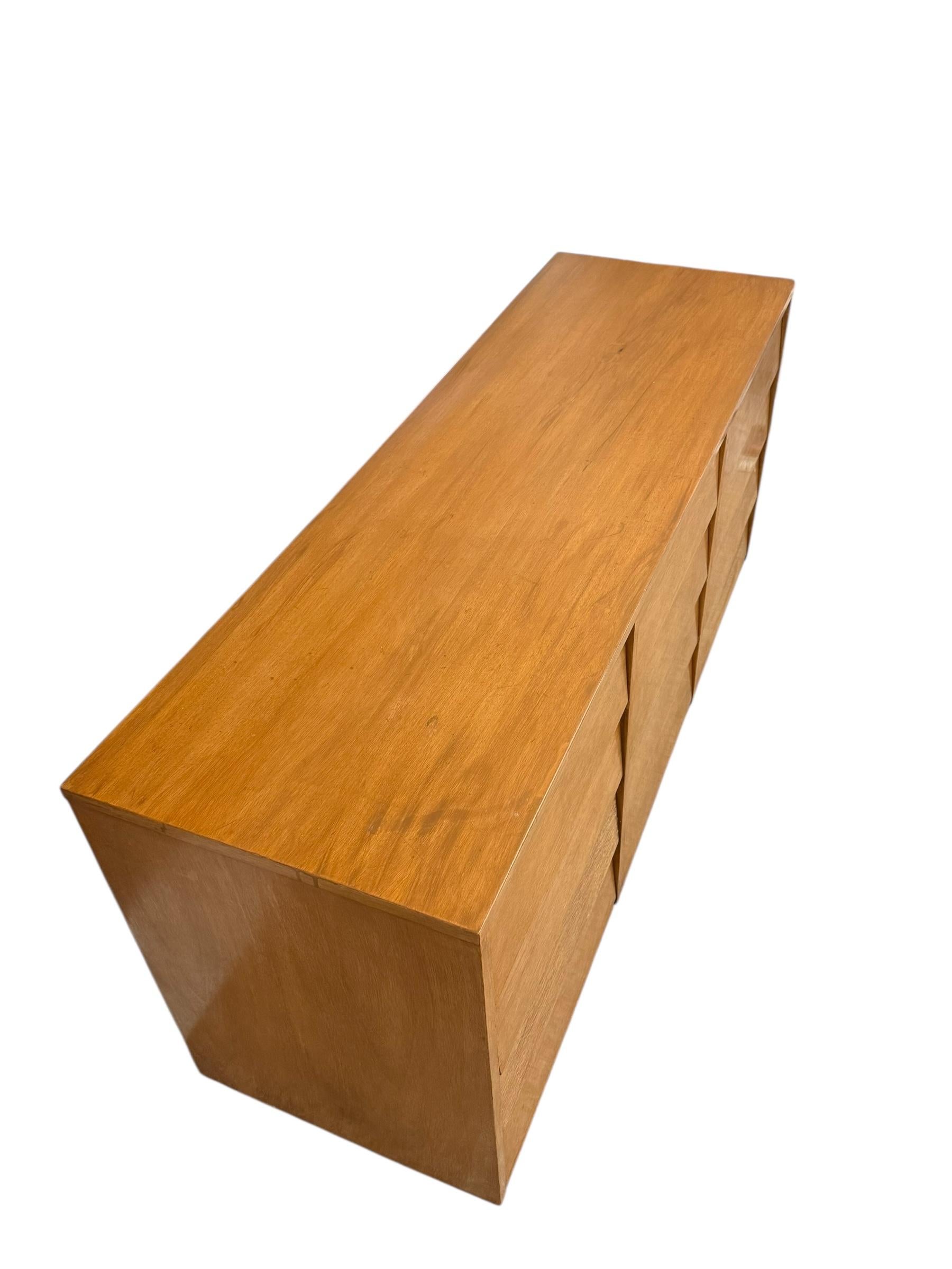 Vintage Mid Century Modern 12-Drawer Dresser Dovetailed Drawers by Kent Coffey In condizioni buone in vendita a Seattle, WA