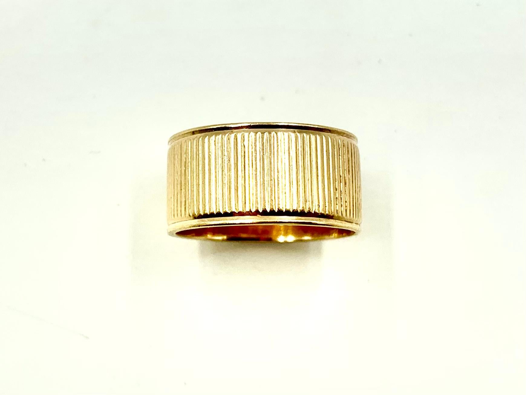 Vintage Mid-Century Modern 14K Yellow Gold Classic Reeded Wide Cigar Band Ring In Good Condition For Sale In New York, NY