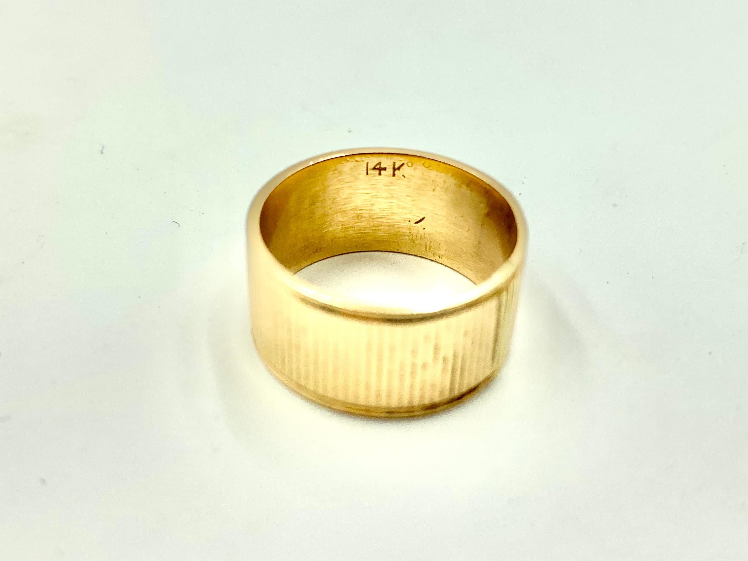 Women's or Men's Vintage Mid-Century Modern 14K Yellow Gold Classic Reeded Wide Cigar Band Ring For Sale