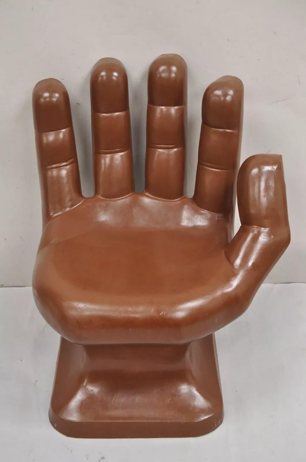 Vintage Mid Century Modern 1980s Brown Molded Plastic Hand Chair. CIRCA Spätes 20. Jahrhundert. Abmessungen: 34,5