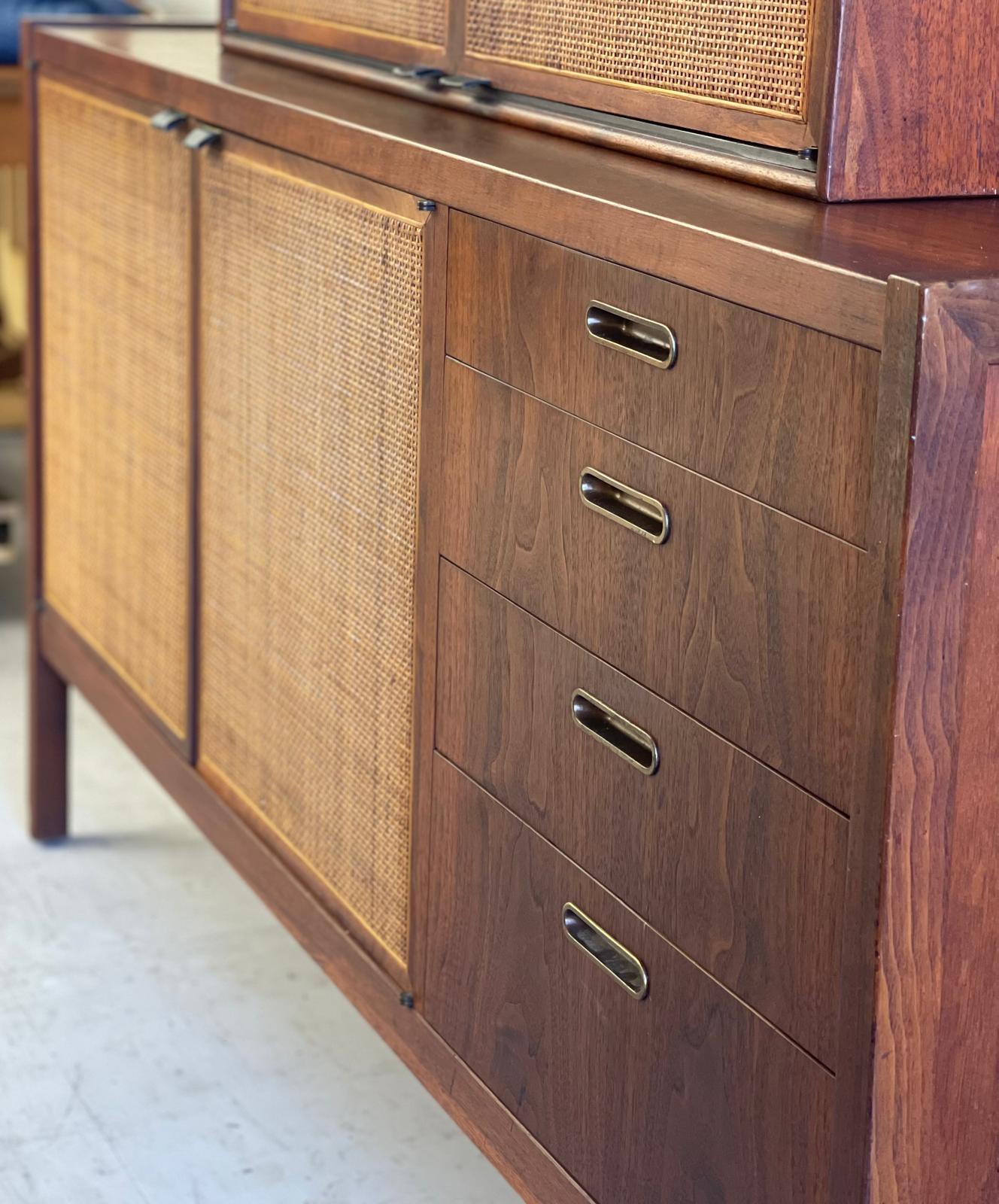 Noyer Crédence ou meuble à disques Vintage Mid Century Modern 2 Pieces par Founders
