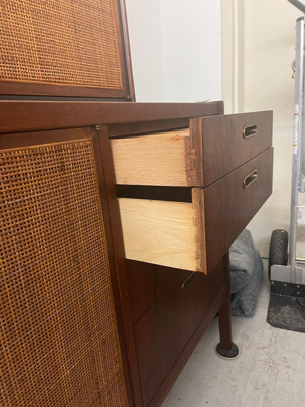 Crédence ou meuble à disques Vintage Mid Century Modern 2 Pieces par Founders 1