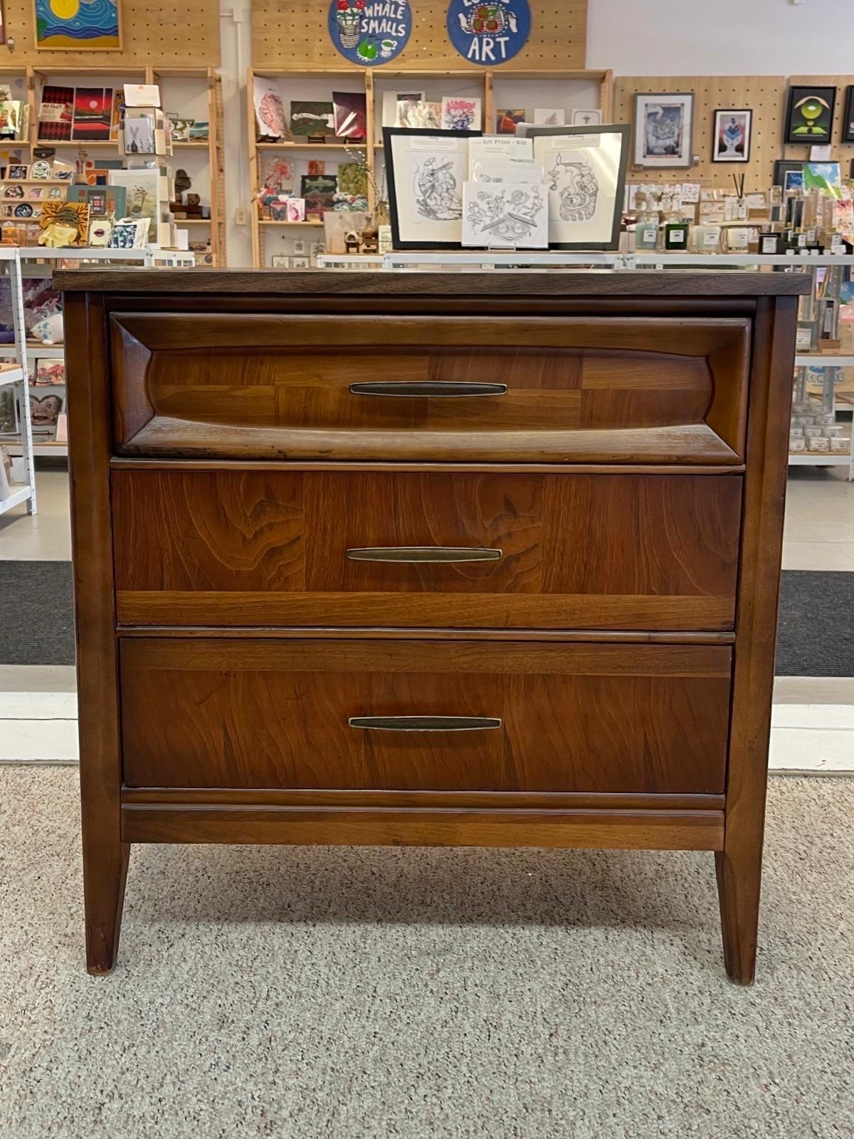 Mid-Century Modern Vintage Mid Century Modern 3 Drawer Dresser. Broyhill Style. For Sale