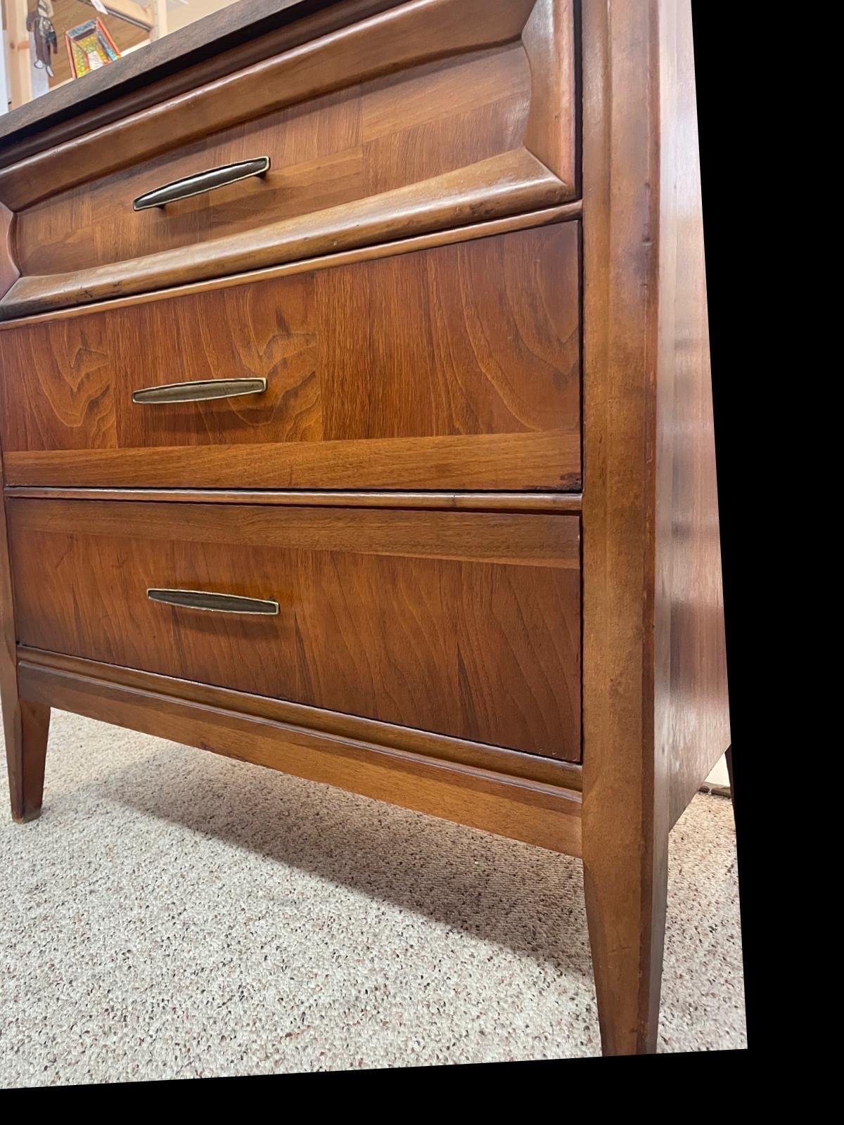 Vintage Mid Century Modern 3 Drawer Dresser. Broyhill Style. In Good Condition For Sale In Seattle, WA