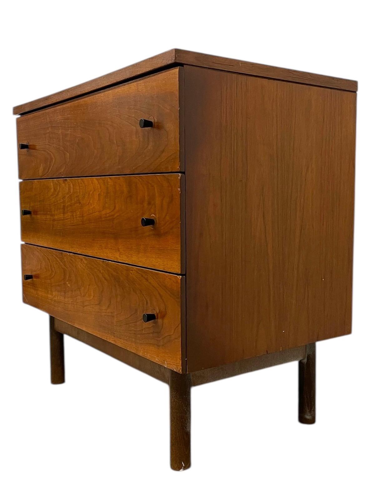 Comò a 3 cassetti vintage del Mid-Century Modern con tiranti neri In condizioni buone in vendita a Seattle, WA