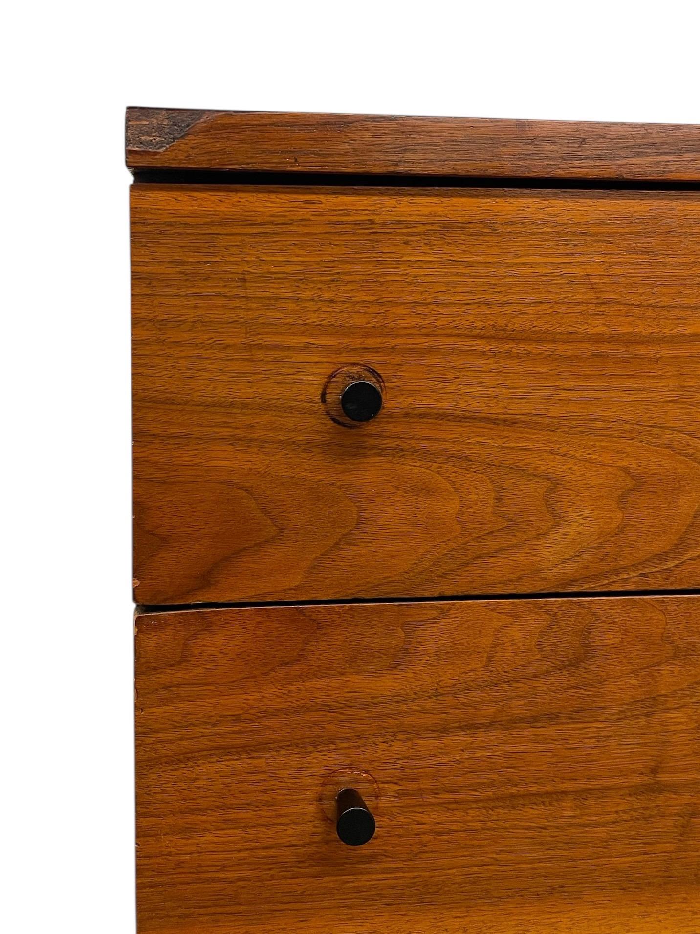 Legno Comò a 3 cassetti vintage del Mid-Century Modern con tiranti neri in vendita