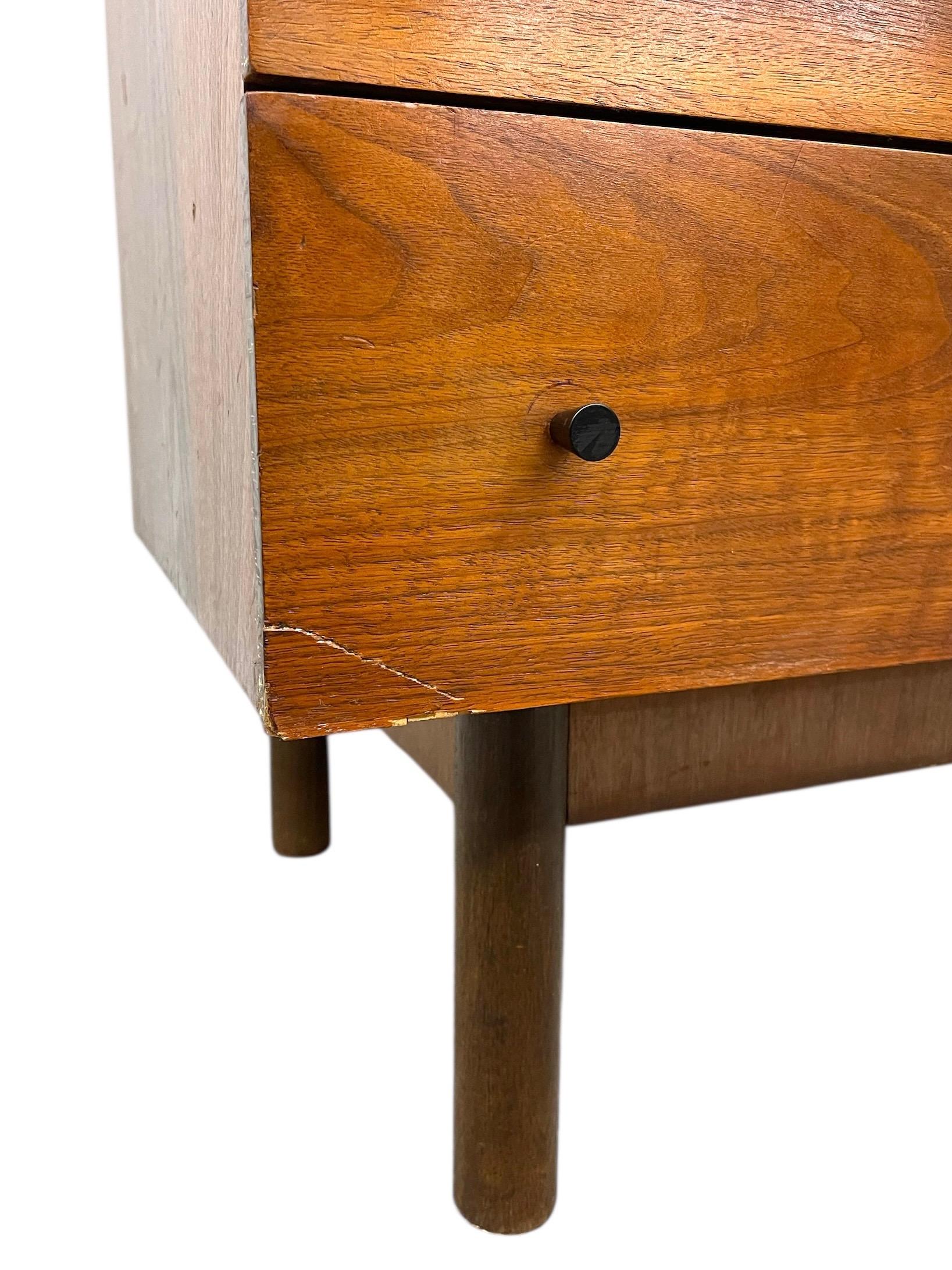 Comò a 3 cassetti vintage del Mid-Century Modern con tiranti neri in vendita 1