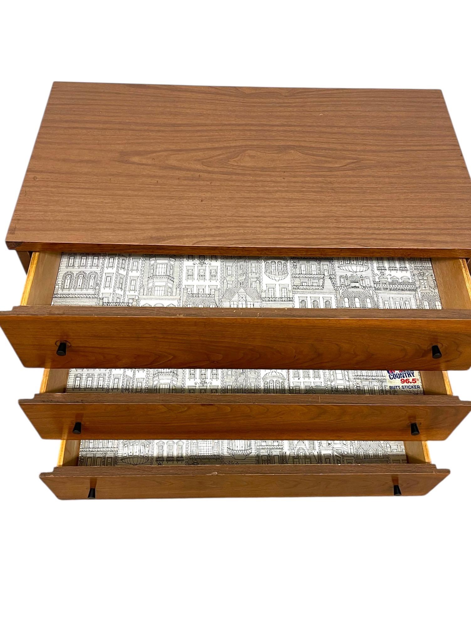 Comò a 3 cassetti vintage del Mid-Century Modern con tiranti neri in vendita 2