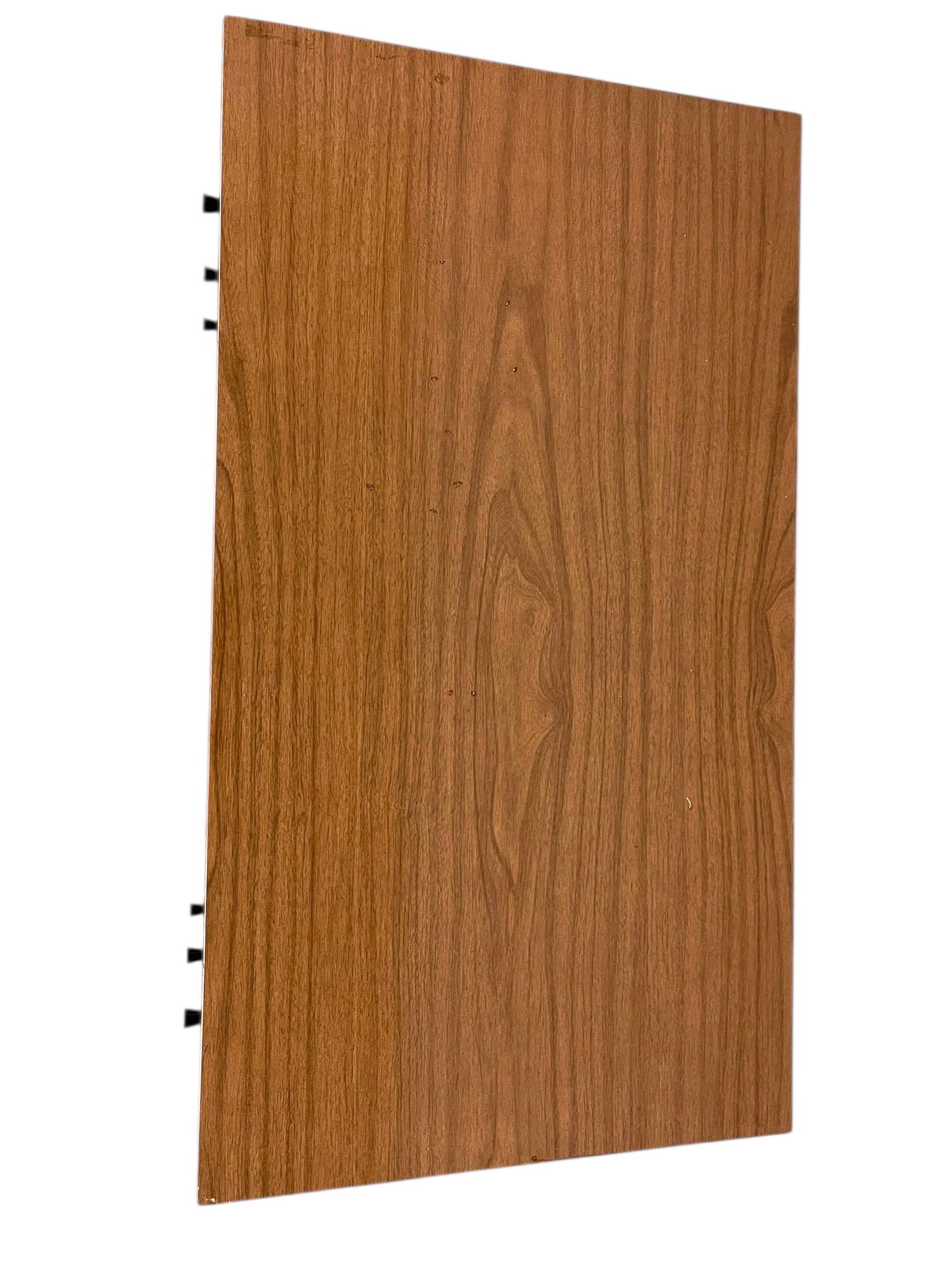 Comò a 3 cassetti vintage del Mid-Century Modern con tiranti neri in vendita 3