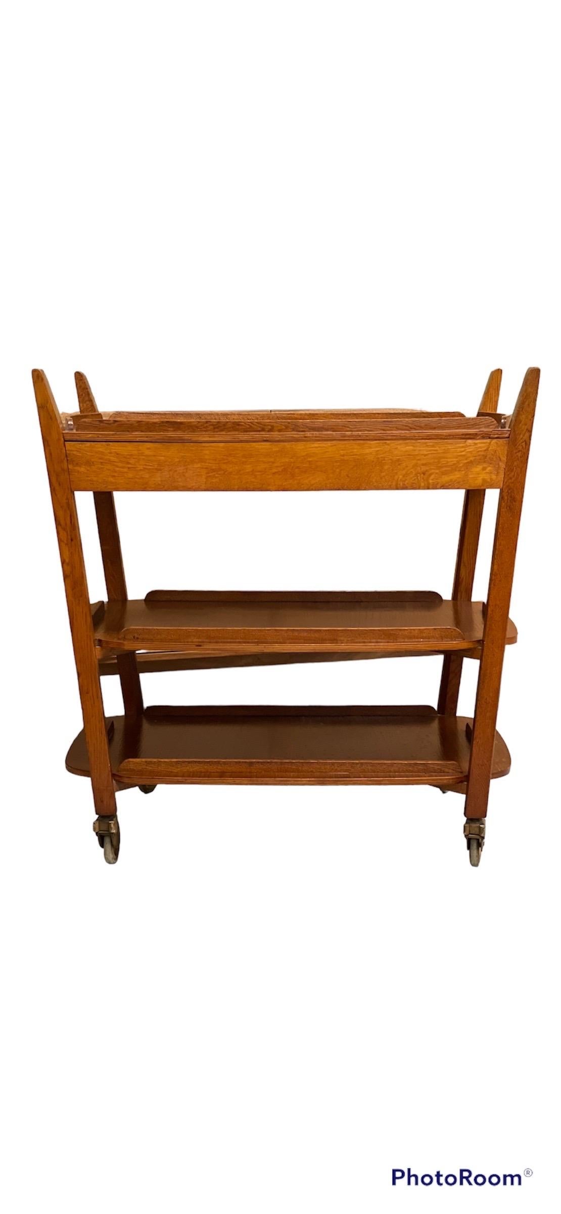 Vintage Mid Century Modern 3 Tiered Cart in Style of Poul Hundevad. Importation du Royaume-Uni

Dimensions .  29 L ; 17 1/2 P ; 32 H
