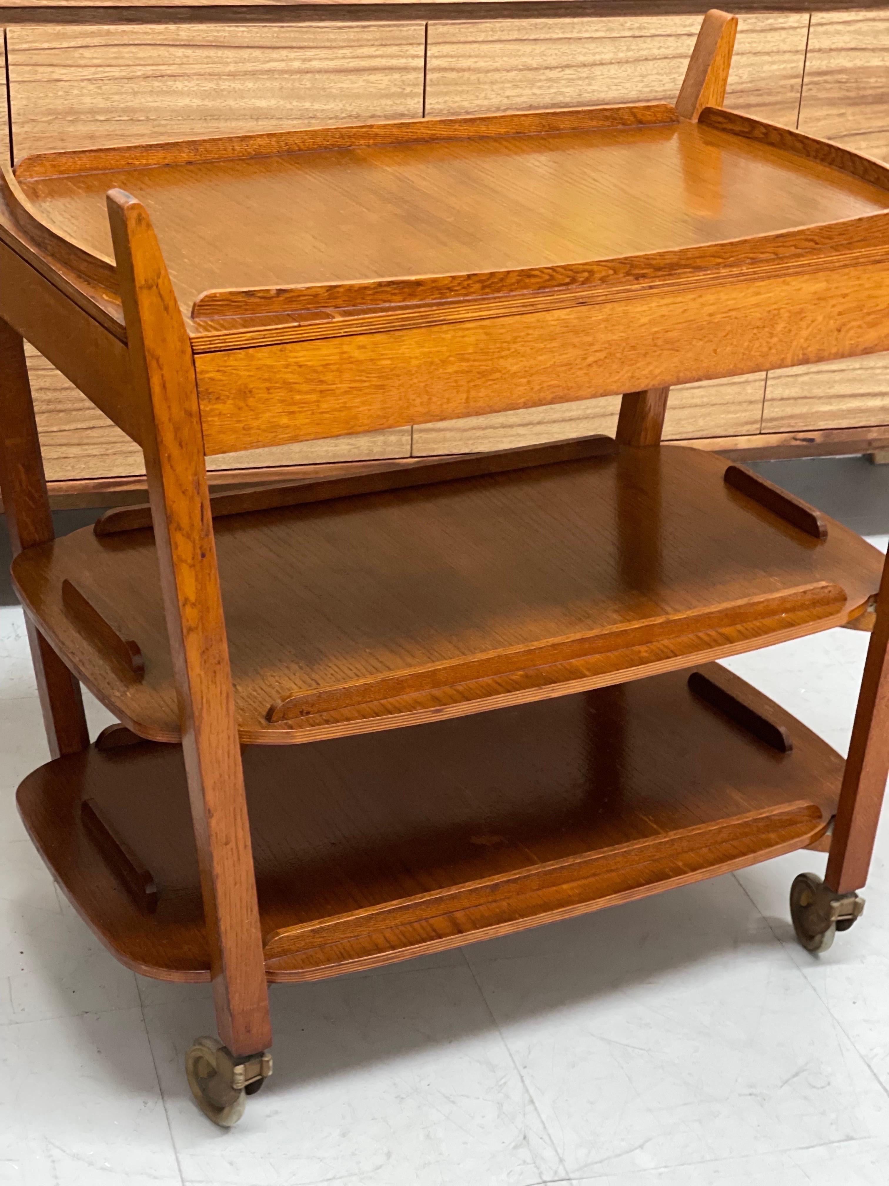 Chariot à 3 niveaux vintage et moderne du milieu du siècle dernier dans le style de Poul Hundevad. Importation du Royaume-Uni Bon état - En vente à Seattle, WA