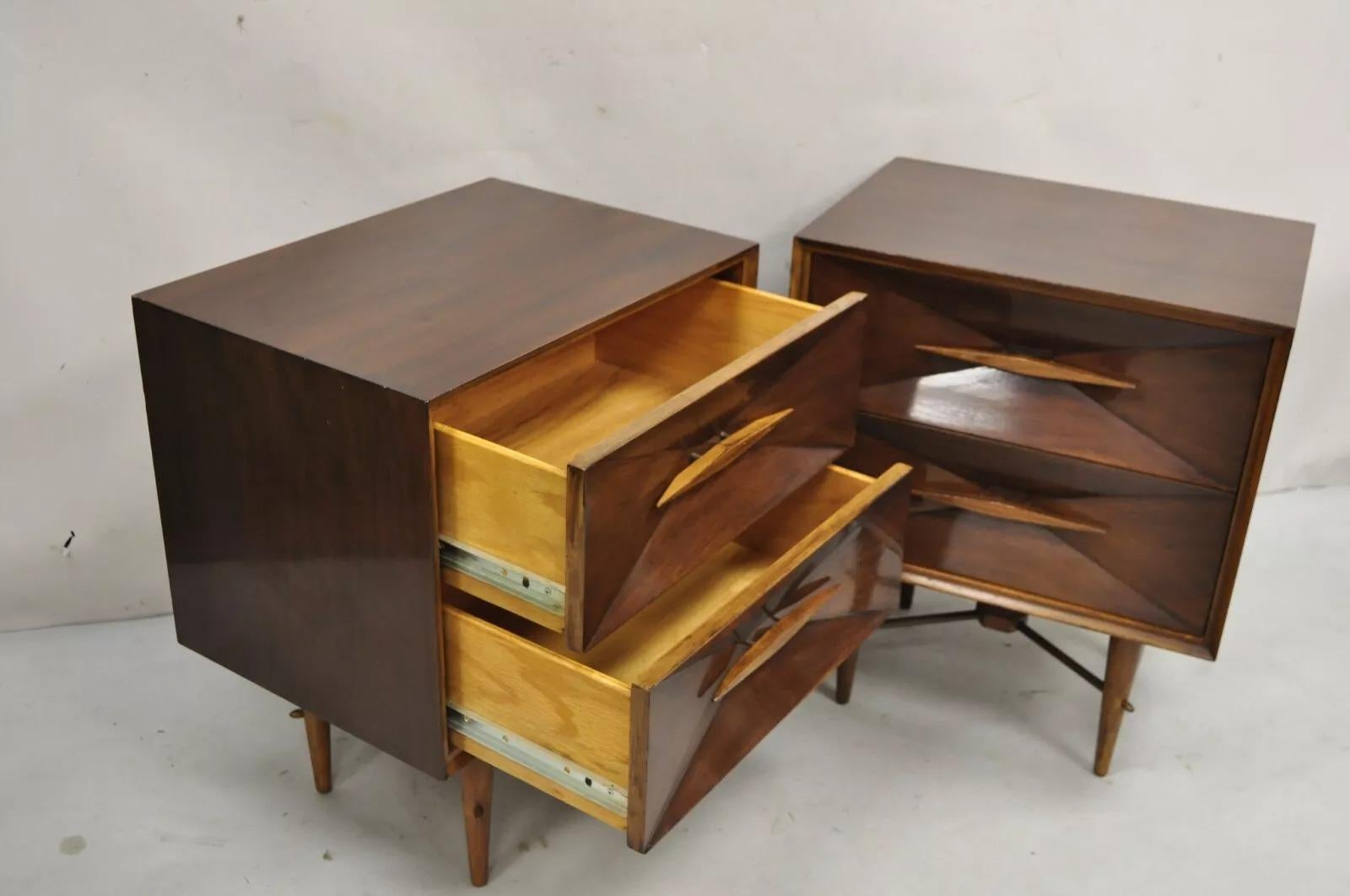 Vintage-Nachttische aus Nussbaumholz mit 3D-Diamantfakat, Mid-Century Modern, Mid-Modern, Paar im Angebot 3