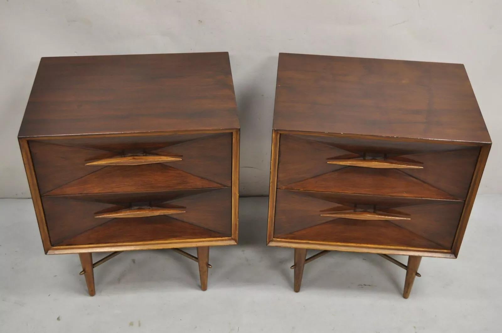 Vintage-Nachttische aus Nussbaumholz mit 3D-Diamantfakat, Mid-Century Modern, Mid-Modern, Paar (Moderne der Mitte des Jahrhunderts) im Angebot