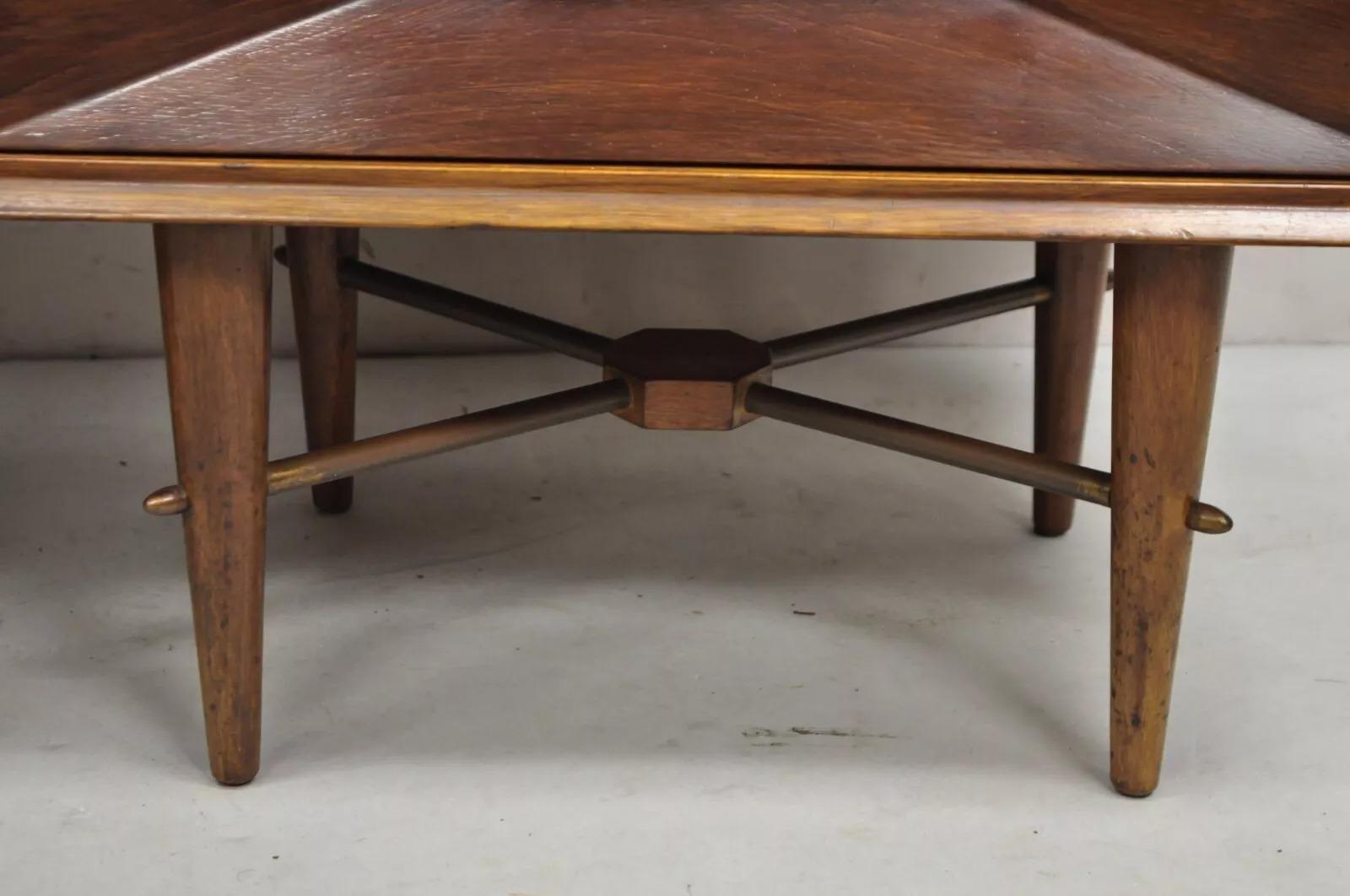 Vintage-Nachttische aus Nussbaumholz mit 3D-Diamantfakat, Mid-Century Modern, Mid-Modern, Paar (Unbekannt) im Angebot