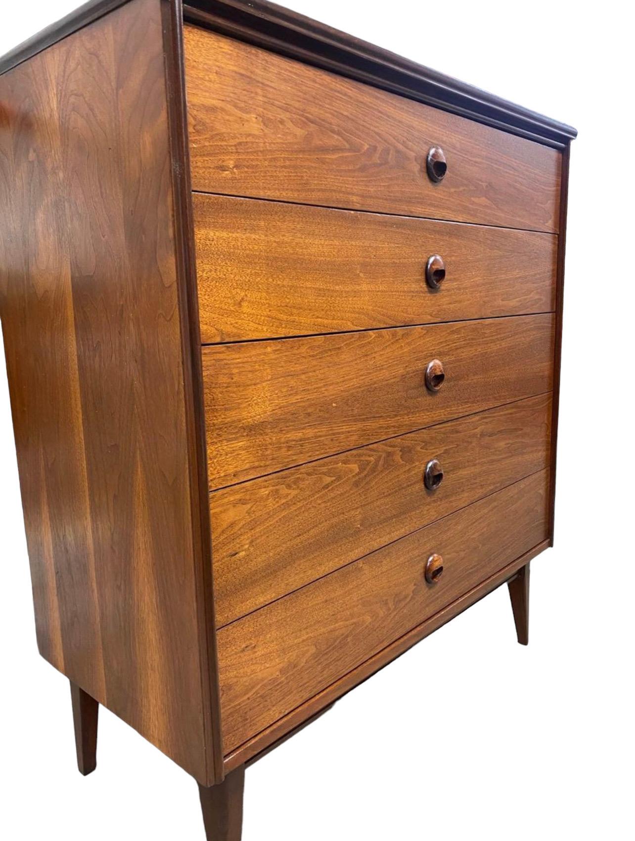 Mid Century Vintage Walnut Tallboy Dresser by Bassett Furniture in Excellent Condition. Four Drawers Including Double Drawer. Dovetail Joinery and Sculpted Wood Pulls.

Dimensions. 38 W ; 18 D ; 43 H