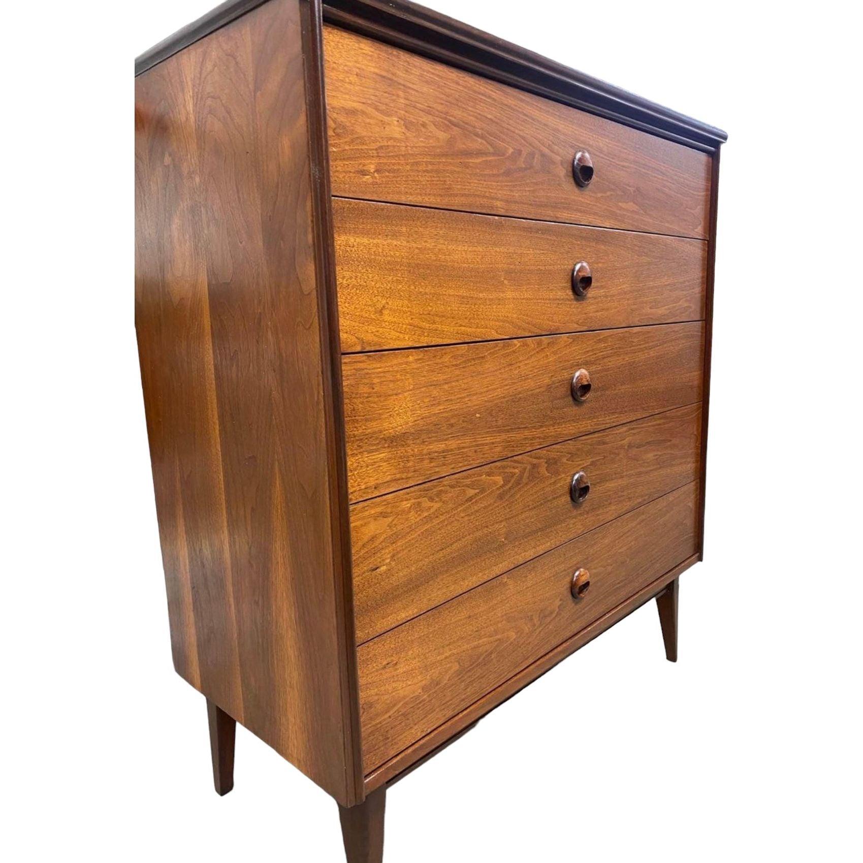 Mid Century Vintage Walnut Tallboy Dresser by Bassett Furniture in Excellent Condition. Four Drawers Including Double Drawer. Dovetail Joinery and Sculpted Wood Pulls.

Dimensions. 38 W ; 18 D ; 43 H