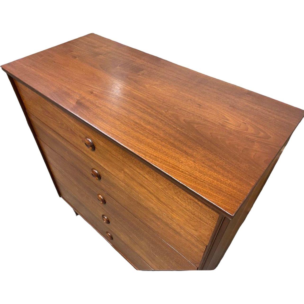 Vintage Mid Century Modern 4 Drawer Dresser Dovetail Drawers by Bassett In Good Condition For Sale In Seattle, WA