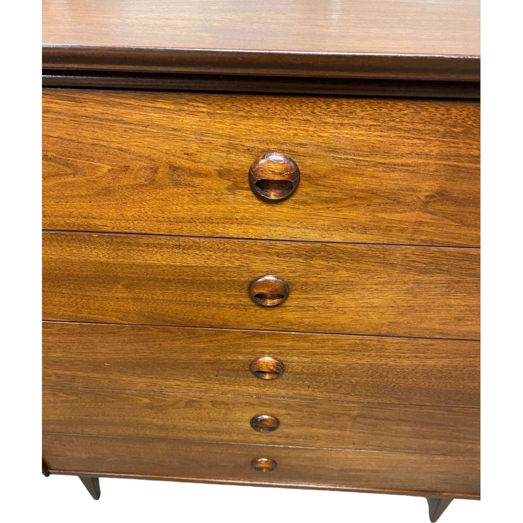 Vintage Mid Century Modern 4 Drawer Dresser Dovetail Drawers by Bassett For Sale 1
