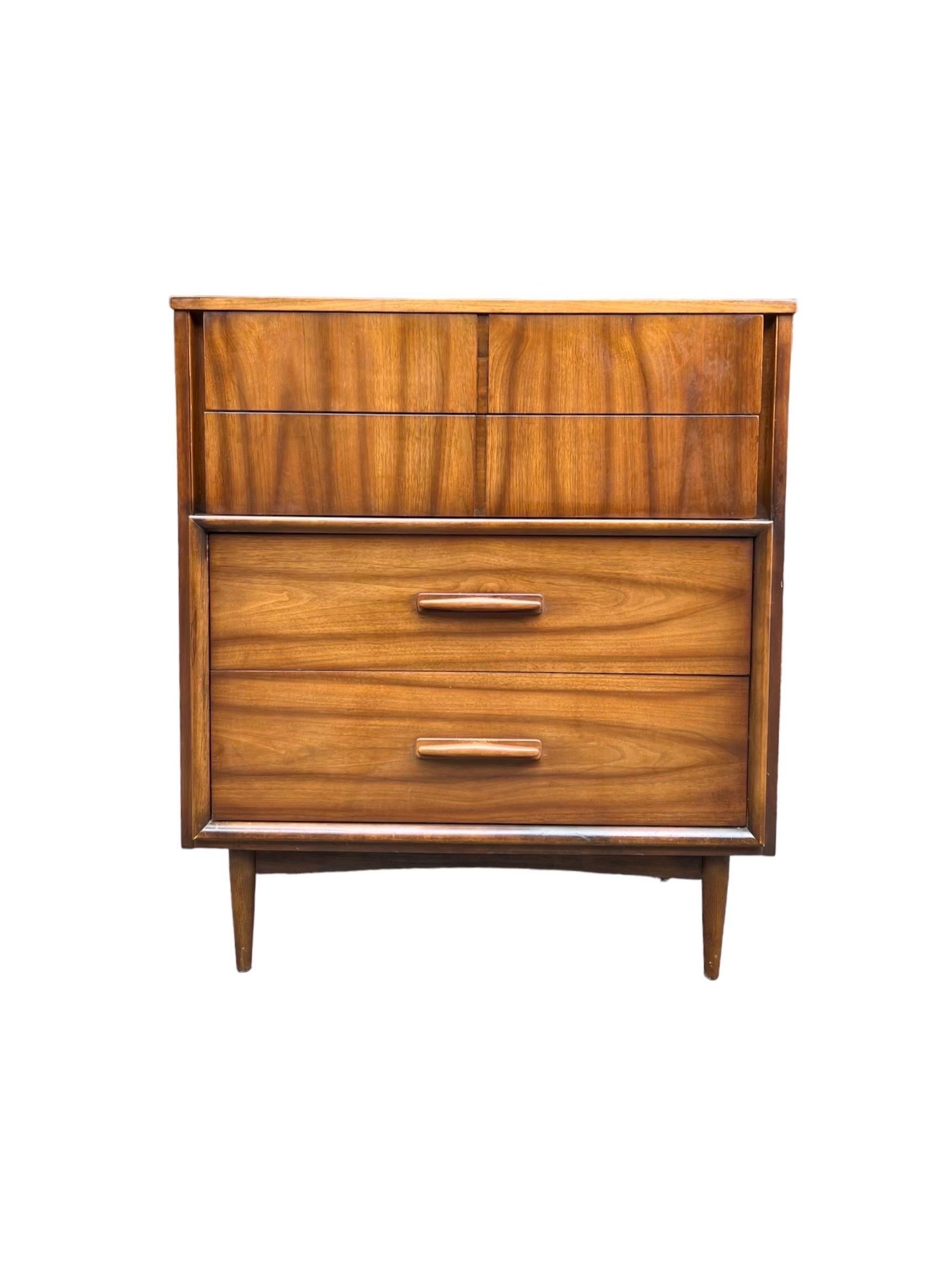 Vintage Mid-Century Modern 4 Drawer Dresser Dovetail Drawers 

Dimensions. 38 W ; 17 1/2 D ; 44 H.