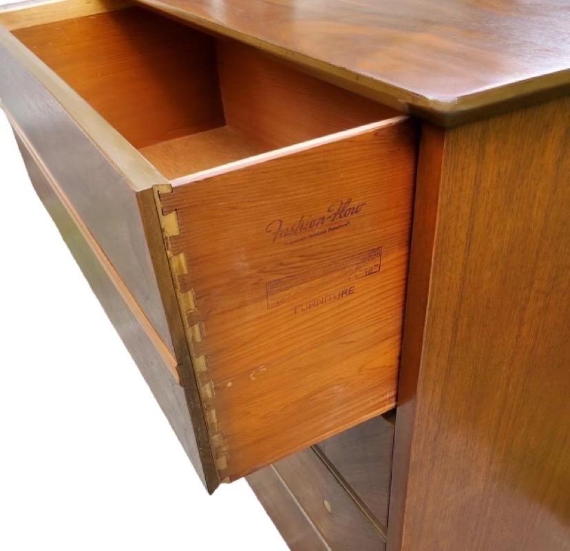 Late 20th Century Vintage Mid Century Modern 4 Drawer Dresser Dovetail Drawers. For Sale