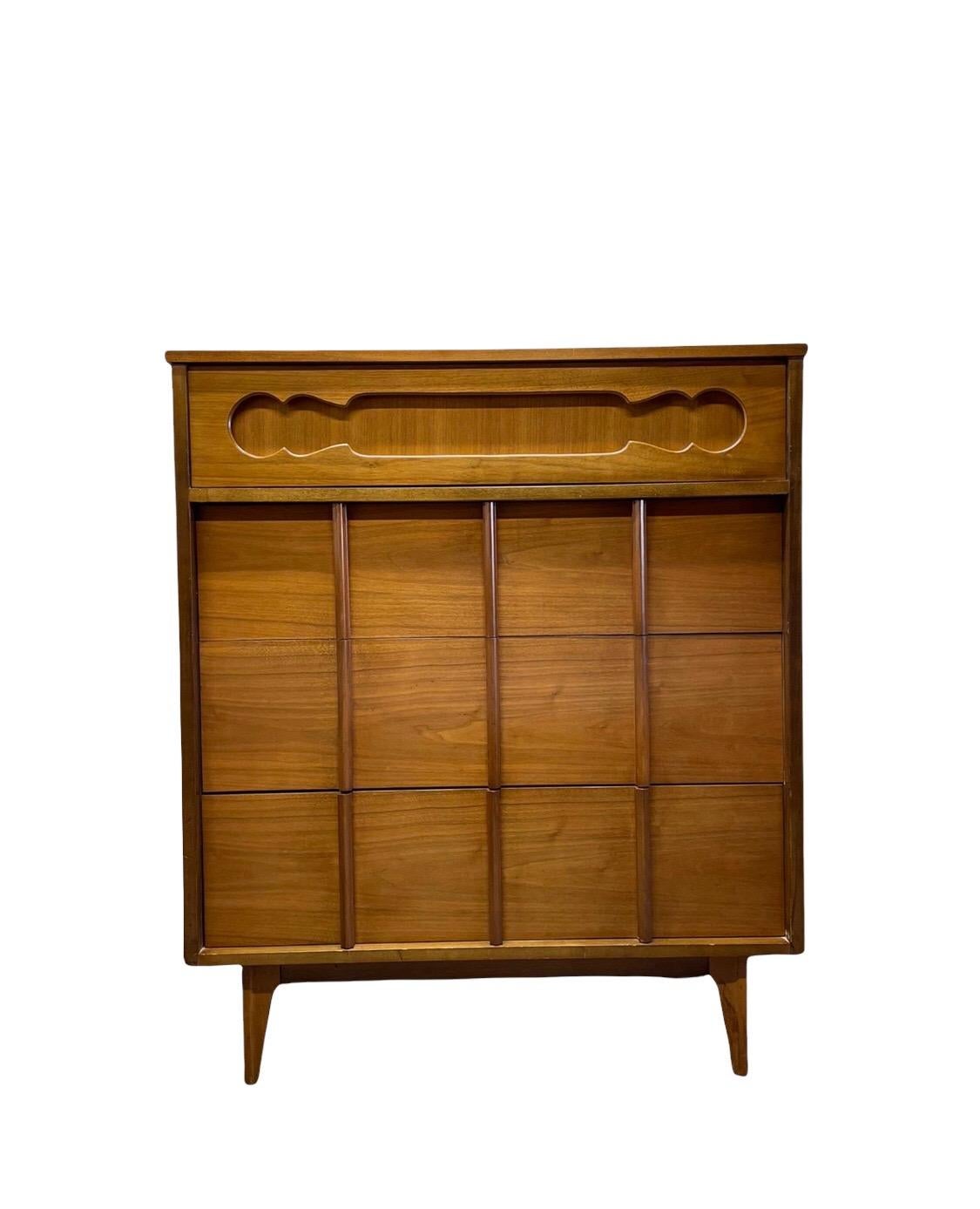 An elegant Mid-Century Modern four drawer dresser. The dresser features gorgeous walnut wood grain and sleek mid-century design. It offers ample room for storage, with four dovetailed drawers and original.

Dimensions: 36 W 18 D 43 H.

   